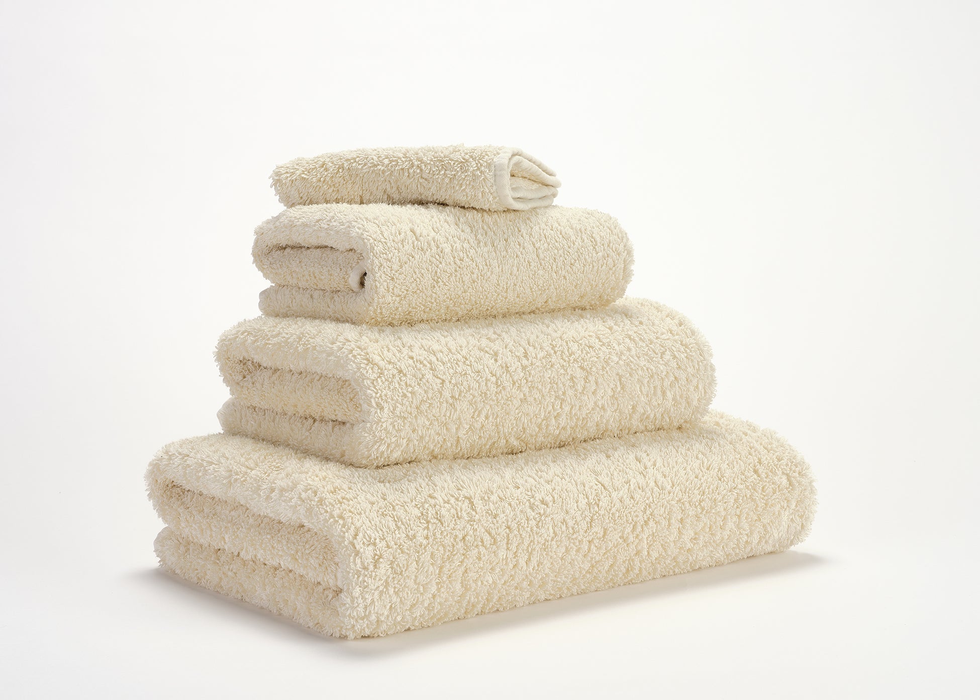 Premium-Handtuch-Set aus feinster Giza 70 Baumwolle in Beige – luxuriöses Badtextil im Tiamont Shop, passend zu edlen Badmöbeln und stilvollen Interieurs. Handgefertigt in Portugal. Premium-Handtuch-Set aus feinster Giza 70 Baumwolle in Grau – luxuriöses Badtextil im Tiamont Shop, passend zu edlen Badmöbeln und stilvollen Interieurs. Handgefertigt mit in Portugal. 