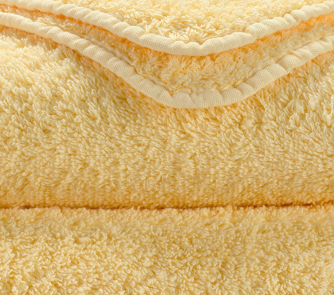 Premium-Handtuch-Set aus feinster Giza 70 Baumwolle in Gelb – luxuriöses Badtextil im Tiamont Shop, passend zu edlen Badmöbeln und stilvollen Interieurs. Handgefertigt in Portugal. Premium-Handtuch-Set aus feinster Giza 70 Baumwolle in Grau – luxuriöses Badtextil im Tiamont Shop, passend zu edlen Badmöbeln und stilvollen Interieurs. Handgefertigt mit in Portugal. 
