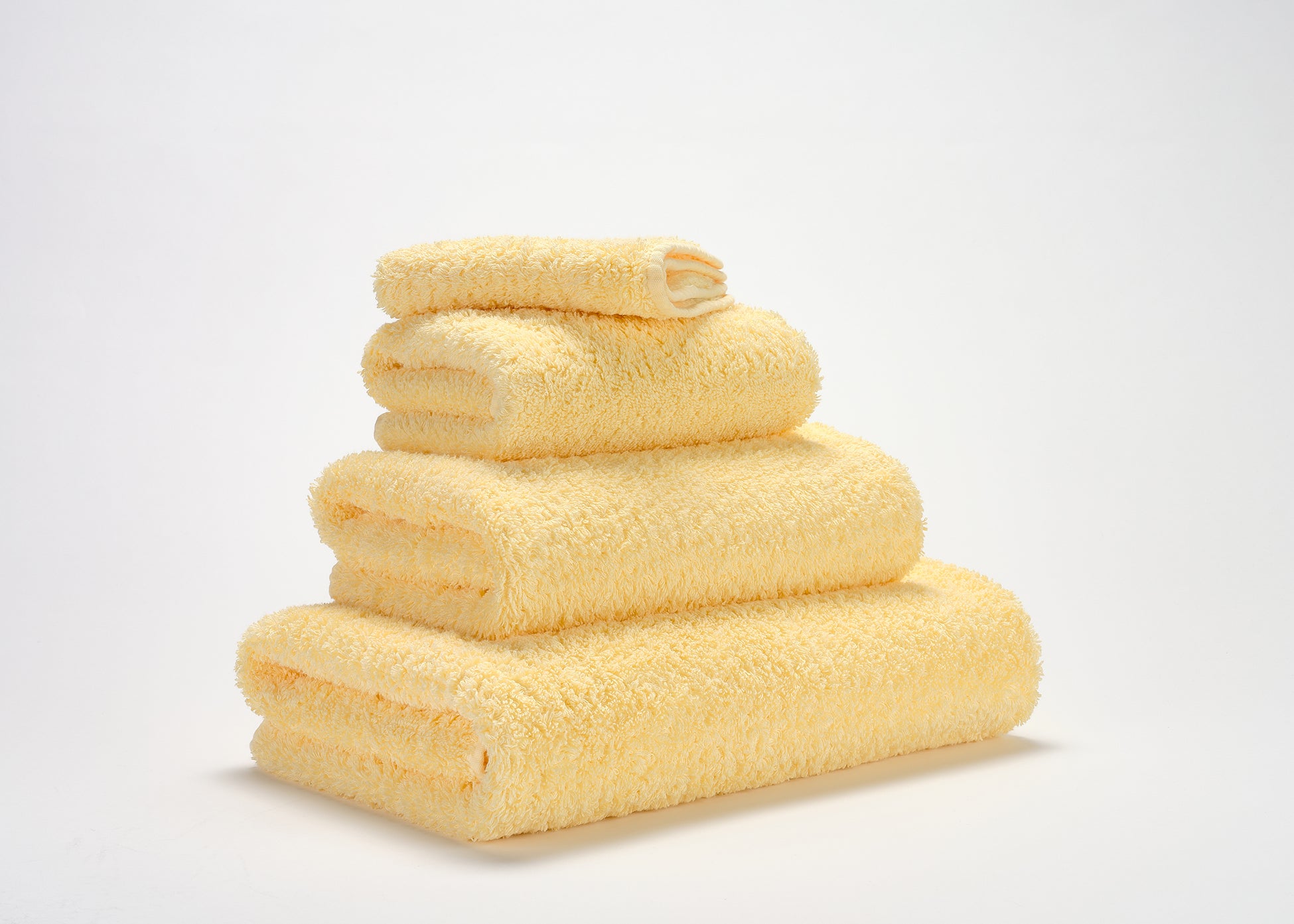 Premium-Handtuch-Set aus feinster Giza 70 Baumwolle in Gelb – luxuriöses Badtextil im Tiamont Shop, passend zu edlen Badmöbeln und stilvollen Interieurs. Handgefertigt in Portugal. Premium-Handtuch-Set aus feinster Giza 70 Baumwolle in Grau – luxuriöses Badtextil von Tiamont, passend zu edlen Badmöbeln und stilvollen Interieurs. Handgefertigt in Portugal.