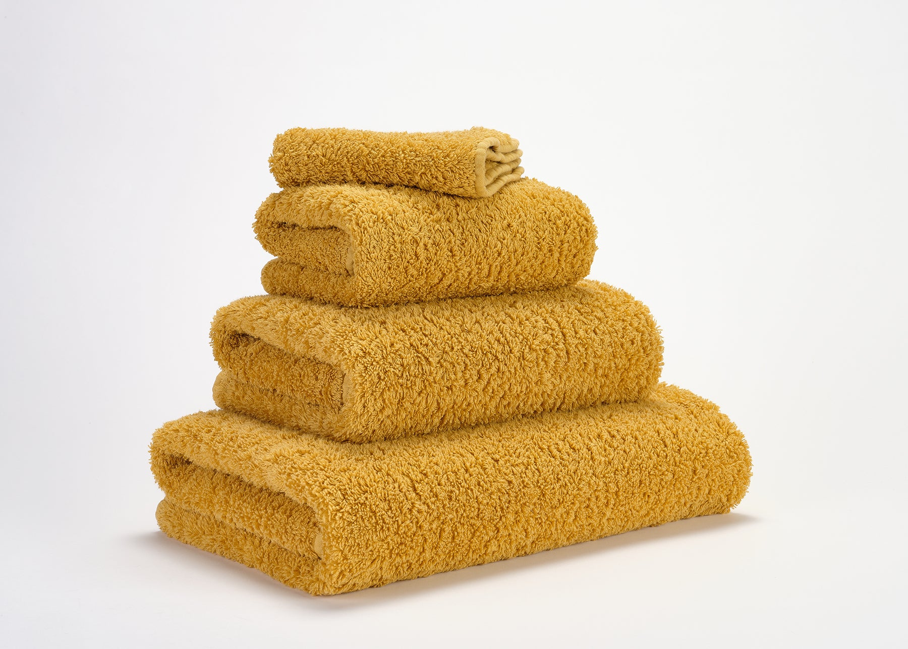 Premium-Handtuch-Set aus feinster Giza 70 Baumwolle in Gold – luxuriöses Badtextil von Tiamont, passend zu edlen Badmöbeln und stilvollen Interieurs.