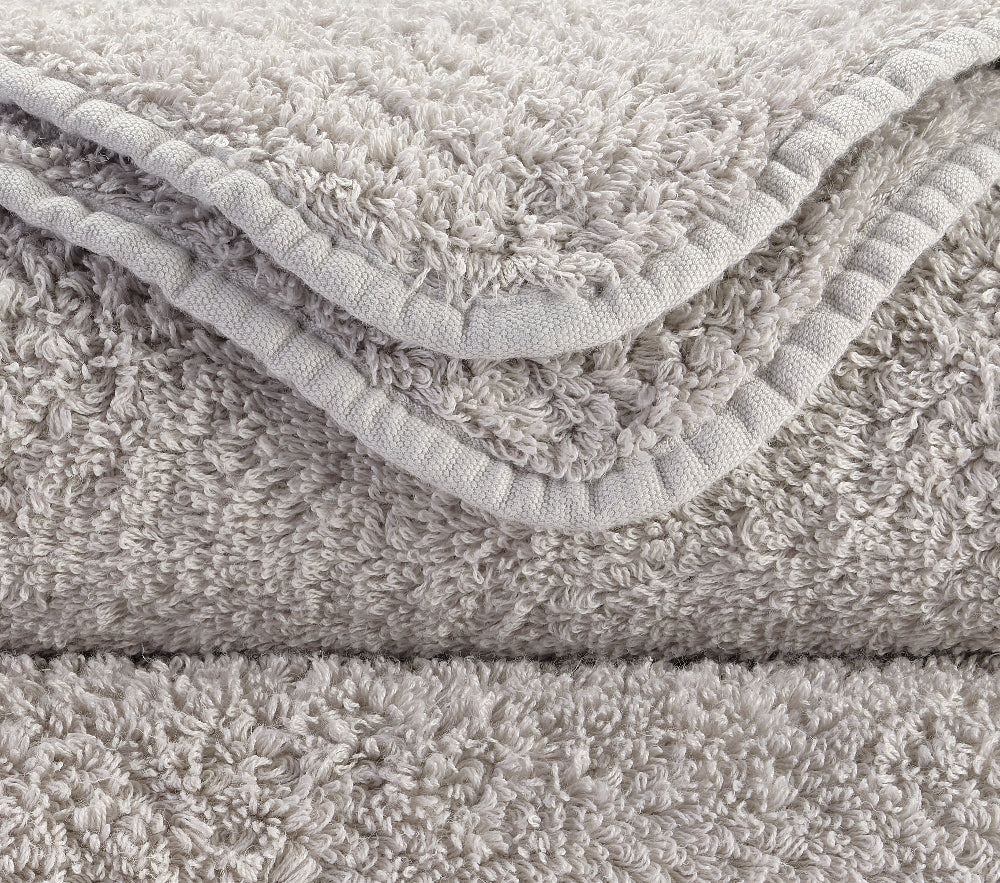 Premium-Handtuch-Set aus feinster Giza 70 Baumwolle in Pfirsisch – luxuriöses Badtextil im Tiamont Shop, passend zu edlen Badmöbeln und stilvollen Interieurs. Handgefertigt in Portugal. Premium-Handtuch-Set aus feinster Giza 70 Baumwolle in Grau – luxuriöses Badtextil von Tiamont, passend zu edlen Badmöbeln und stilvollen Interieurs. Handgefertigt in Portugal.