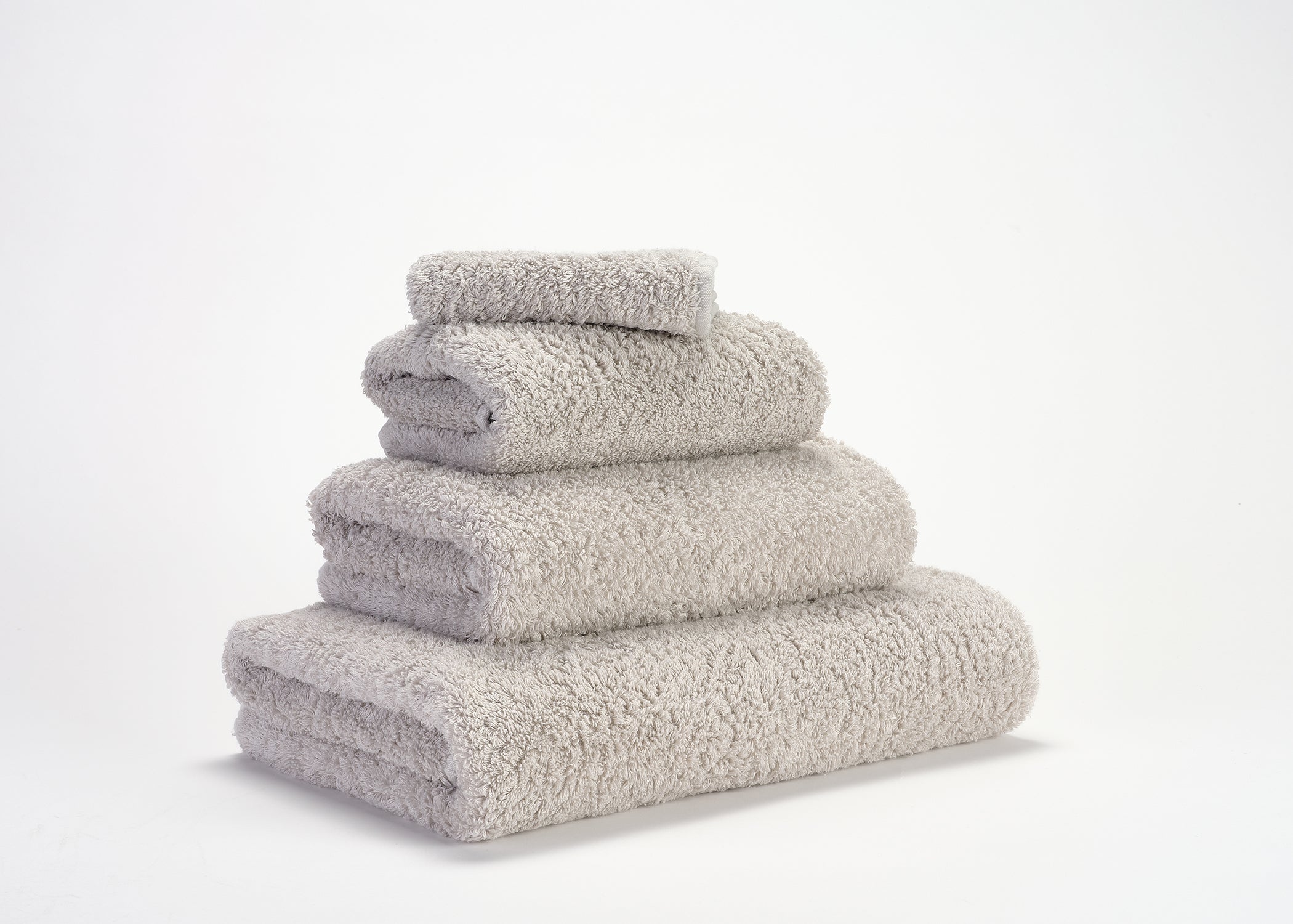 Premium-Handtuch-Set aus feinster Giza 70 Baumwolle in Pfirsisch – luxuriöses Badtextil von Tiamont, passend zu edlen Badmöbeln und stilvollen Interieurs. Handgefertigt in Portugal.Premium-Handtuch-Set aus feinster Giza 70 Baumwolle in Kashmir – luxuriöses Badtextil von Tiamont, passend zu edlen Badmöbeln und stilvollen Interieurs. Handgefertigt in Portugal.