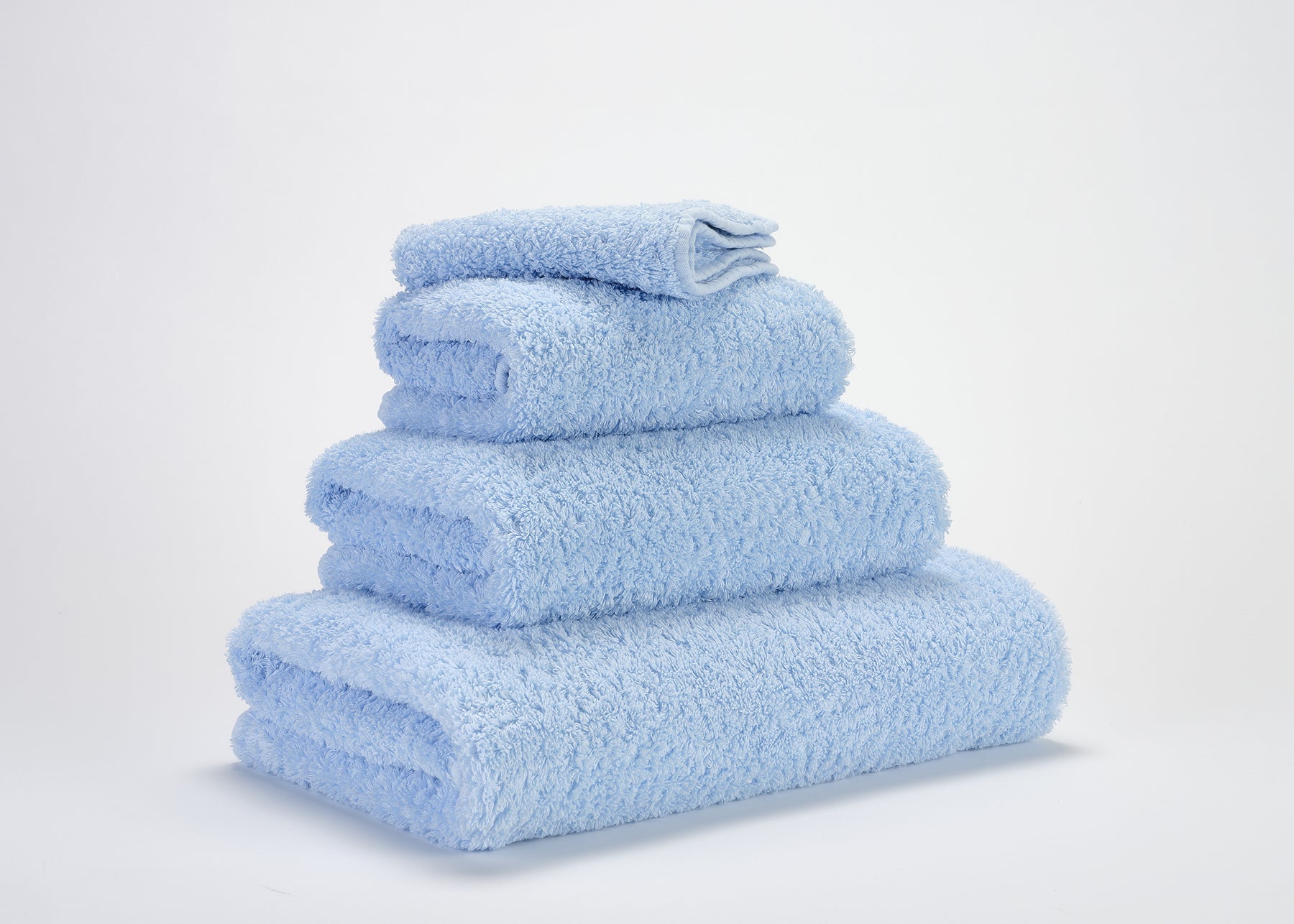 Premium-Handtuch-Set aus feinster Giza 70 Baumwolle in Hellblau – luxuriöses Badtextil im Tiamont Shop, passend zu edlen Badmöbeln und stilvollen Interieurs. Handgefertigt in Portugal. Premium-Handtuch-Set aus feinster Giza 70 Baumwolle in Grau – luxuriöses Badtextil im Tiamont Shop, passend zu edlen Badmöbeln und stilvollen Interieurs. Handgefertigt mit in Portugal. 