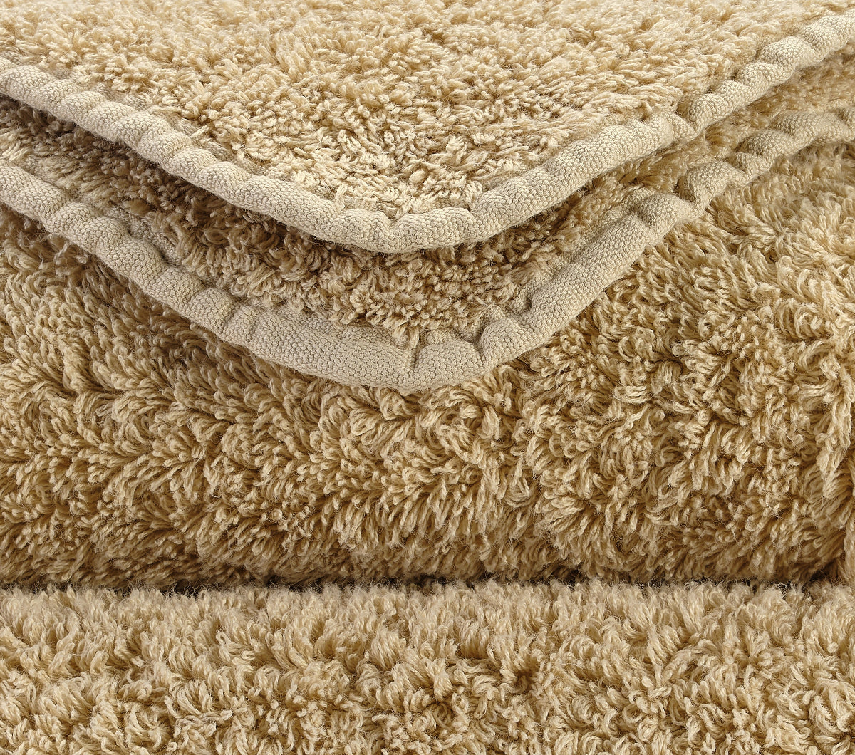 Premium-Handtuch-Set aus feinster Giza 70 Baumwolle in Pfirsisch – luxuriöses Badtextil von Tiamont, passend zu edlen Badmöbeln und stilvollen Interieurs. Handgefertigt in Portugal.Premium-Handtuch-Set aus feinster Giza 70 Baumwolle in Kashmir – luxuriöses Badtextil von Tiamont, passend zu edlen Badmöbeln und stilvollen Interieurs. Handgefertigt in Portugal.