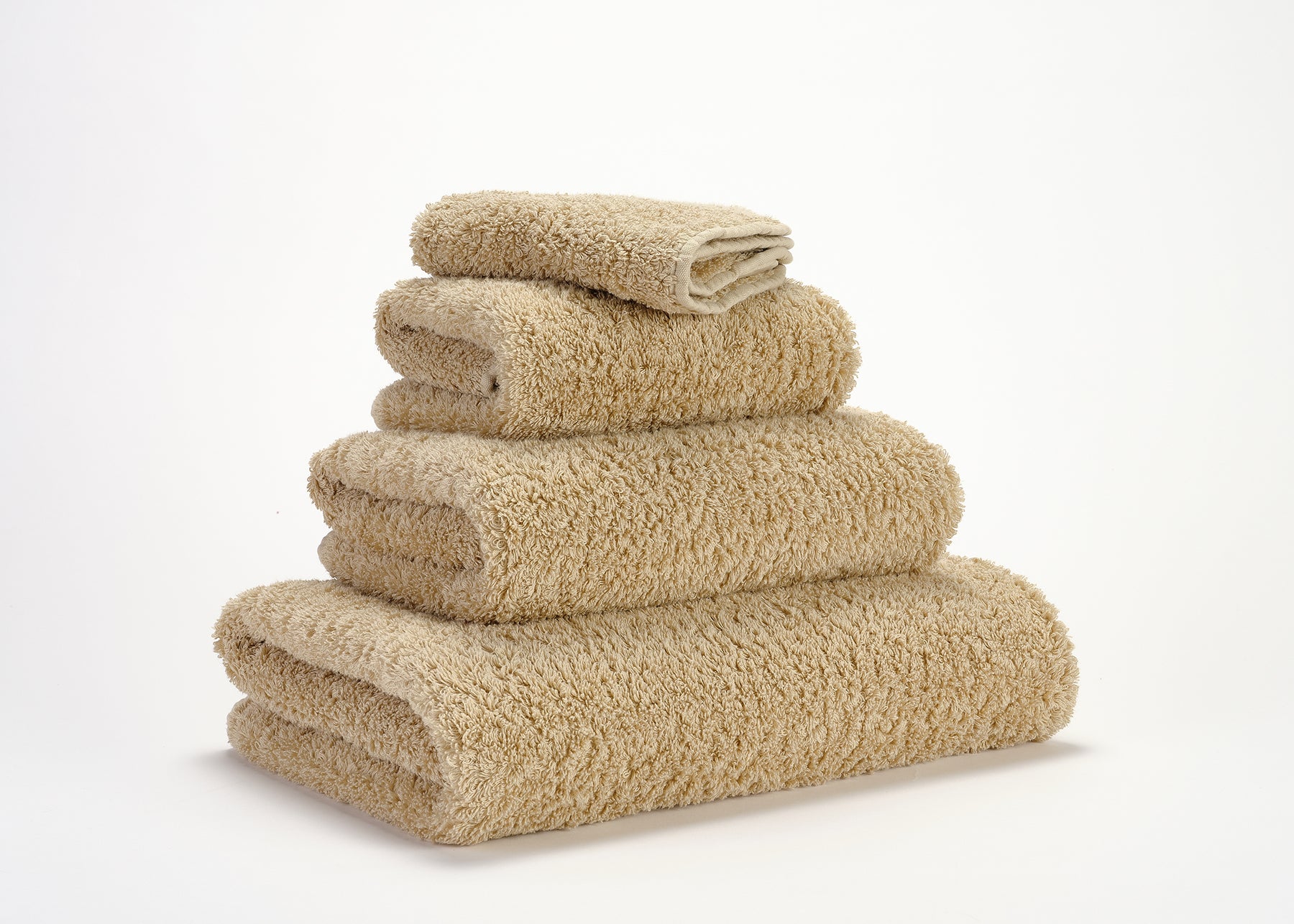 Premium-Handtuch-Set aus feinster Giza 70 Baumwolle in Pfirsisch – luxuriöses Badtextil von Tiamont, passend zu edlen Badmöbeln und stilvollen Interieurs. Handgefertigt in Portugal.Premium-Handtuch-Set aus feinster Giza 70 Baumwolle in Kashmir – luxuriöses Badtextil von Tiamont, passend zu edlen Badmöbeln und stilvollen Interieurs. Handgefertigt in Portugal.