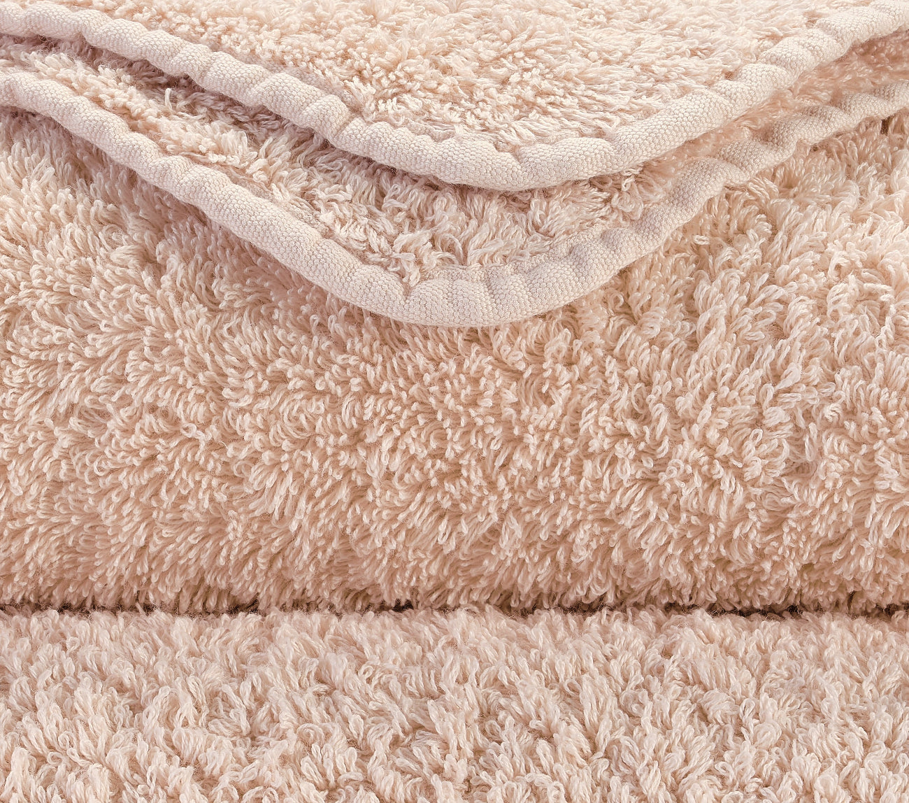 Premium-Handtuch-Set aus feinster Giza 70 Baumwolle in Pfirsisch – luxuriöses Badtextil von Tiamont, passend zu edlen Badmöbeln und stilvollen Interieurs. Handgefertigt in Portugal.Premium-Handtuch-Set aus feinster Giza 70 Baumwolle in Pfirsisch – luxuriöses Badtextil von Tiamont, passend zu edlen Badmöbeln und stilvollen Interieurs. Handgefertigt in Portugal.