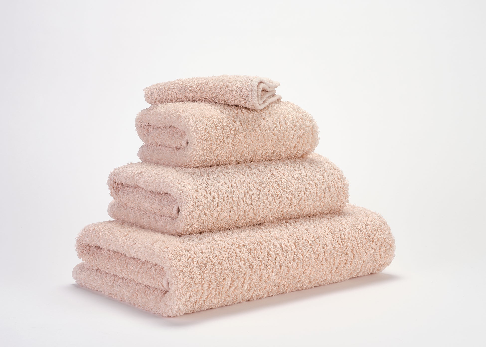 Premium-Handtuch-Set aus feinster Giza 70 Baumwolle in Pfirsisch – luxuriöses Badtextil von Tiamont, passend zu edlen Badmöbeln und stilvollen Interieurs. Handgefertigt in Portugal.