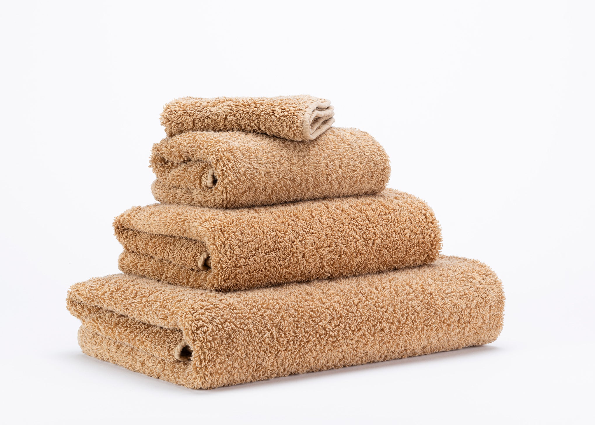 Premium-Handtuch-Set aus feinster Giza 70 Baumwolle in Haselnuss – luxuriöses Badtextil von Tiamont, passend zu edlen Badmöbeln und stilvollen Interieurs.