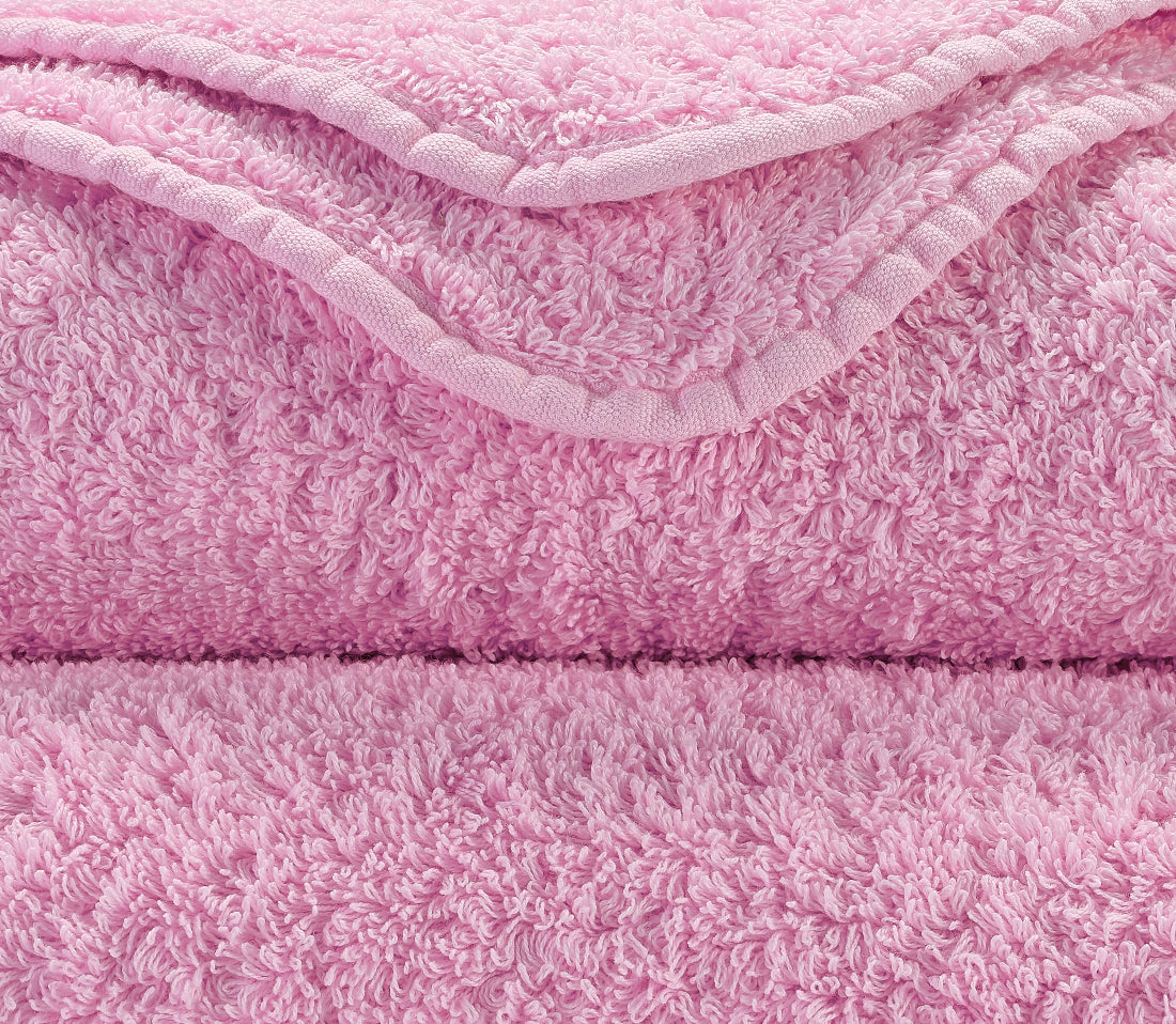 Premium-Handtuch-Set aus feinster Giza 70 Baumwolle in Rosa – luxuriöses Badtextil von Tiamont, passend zu edlen Badmöbeln und stilvollen Interieurs. Handgefertigt in Portugal. 