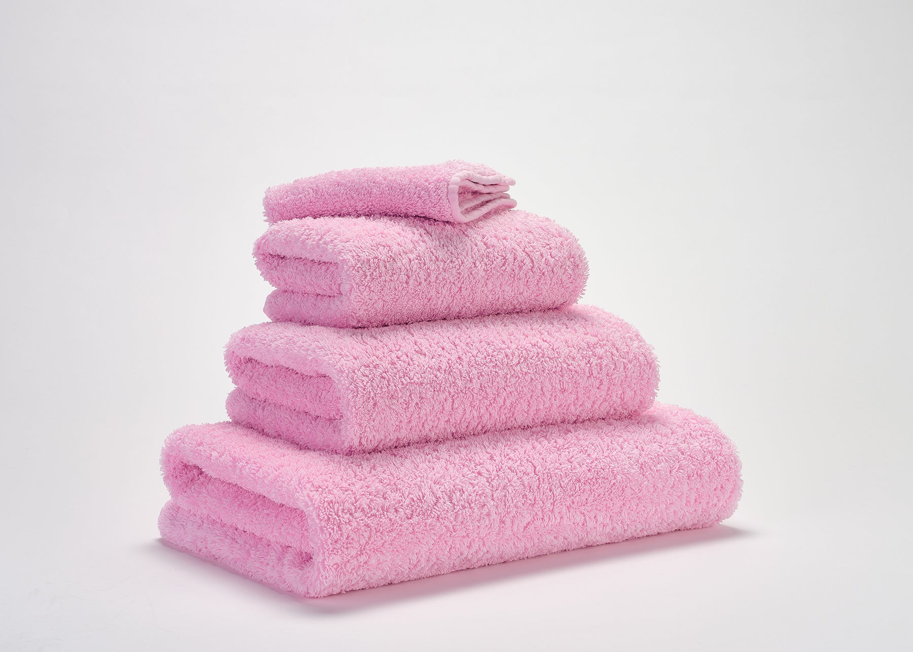 Premium-Handtuch-Set aus feinster Giza 70 Baumwolle in Rosa – luxuriöses Badtextil im Tiamont Shop, passend zu edlen Badmöbeln und stilvollen Interieurs. Handgefertigt in Portugal. 