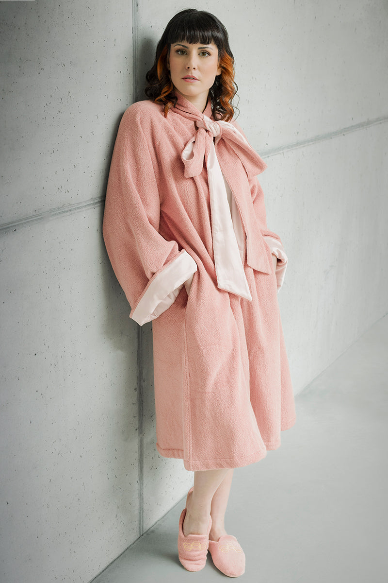 Premium Bademantel für Damen aus feinster ägyptischer Giza Baumwolle mit 400 g/m² in Puderrosé. Jetzt erhältlich in der Tiamont Online Boutique für edle Badmöbel.