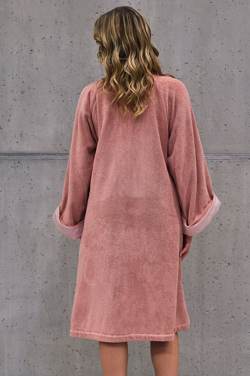 Premium Bademantel für Damen aus ägyptischer Giza Baumwolle in Puderrosé. Jetzt erhältlich in der Tiamont Online Boutique für edle Badmöbel.