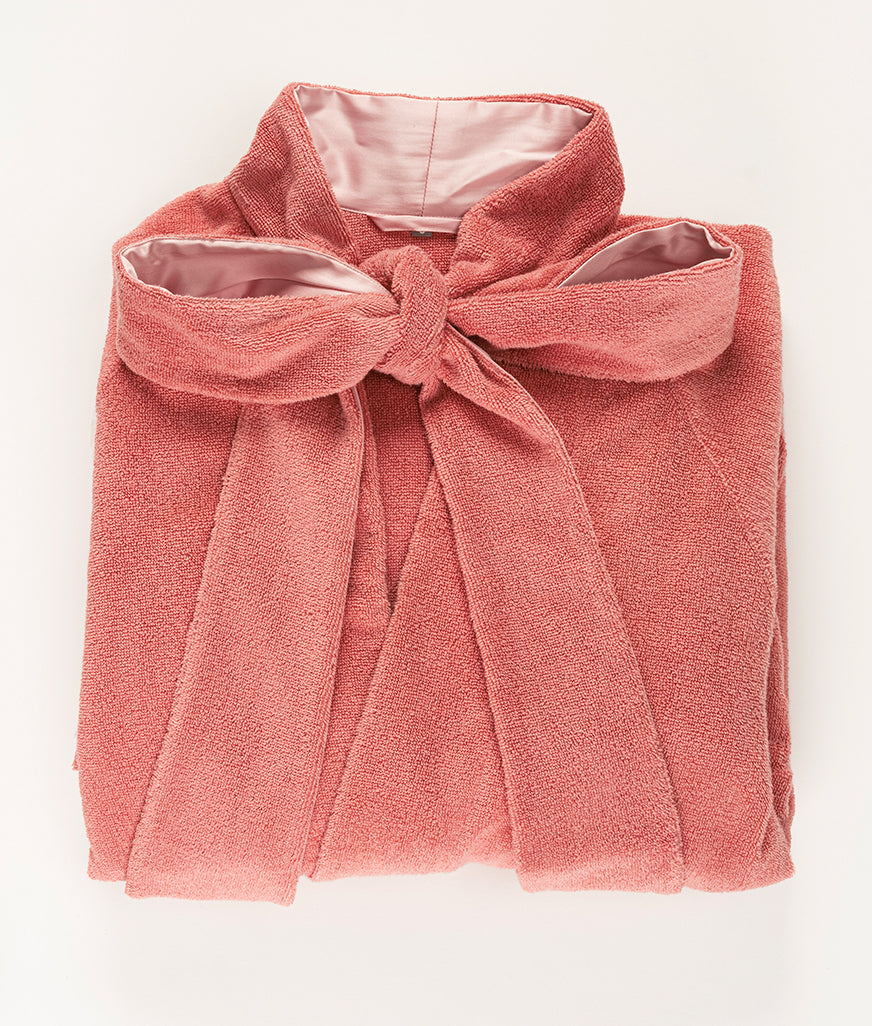 Premium Bademantel für Damen aus ägyptischer Giza Baumwolle mit 400 g/m² in Puderrosé mit eleganter Schleife. Jetzt erhältlich in der Tiamont Online Boutique für edle Badmöbel.