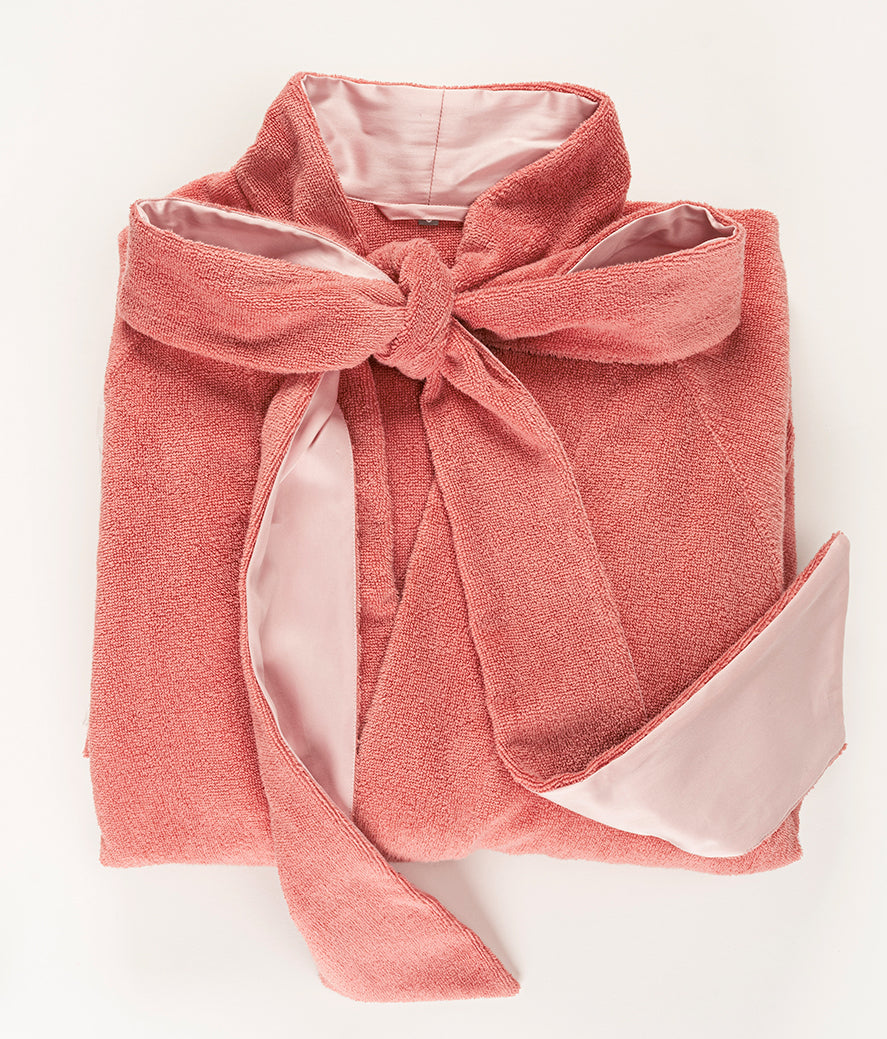 Premium Bademantel für Damen aus ägyptischer Giza Baumwolle mit 400 g/m² in Puderrosé bestellen. Jetzt erhältlich in der Tiamont Online Boutique für edle Badmöbel.