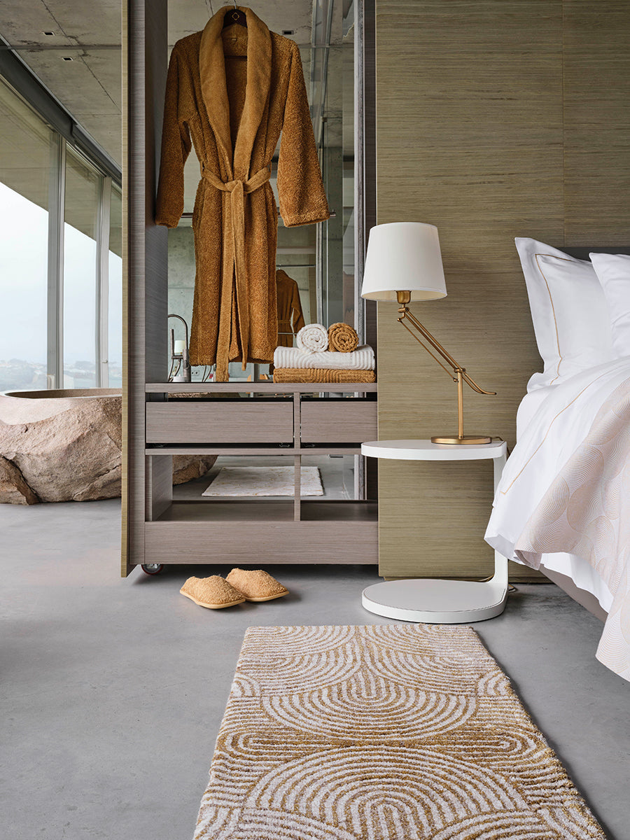 Premium Bademantel für Damen und Herren aus ägyptischer Giza Baumwolle in Gold bestellen. Jetzt erhältlich in der Tiamont Online Boutique für edle Badmöbel.