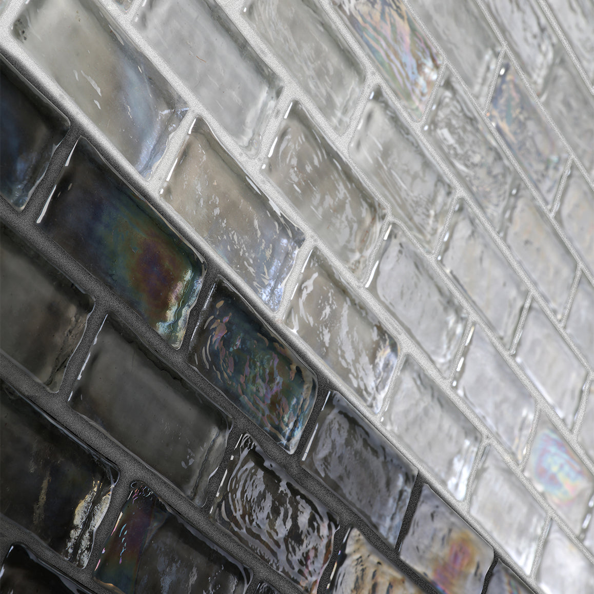 Glsamosaike verfugen mit Starlike® Crystal lichtdurchlässiger Epoxidharz Fugenmörtel, erhältlich bei Tiamont. 