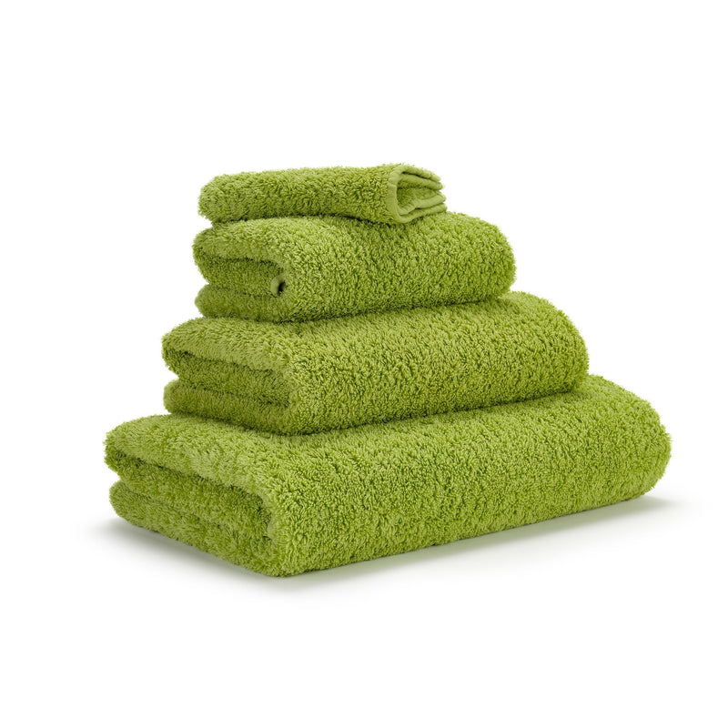 Super Pile Luxus Handtücher in Apple Green 165 aus Giza 70 Baumwolle – seitlich gestapelt