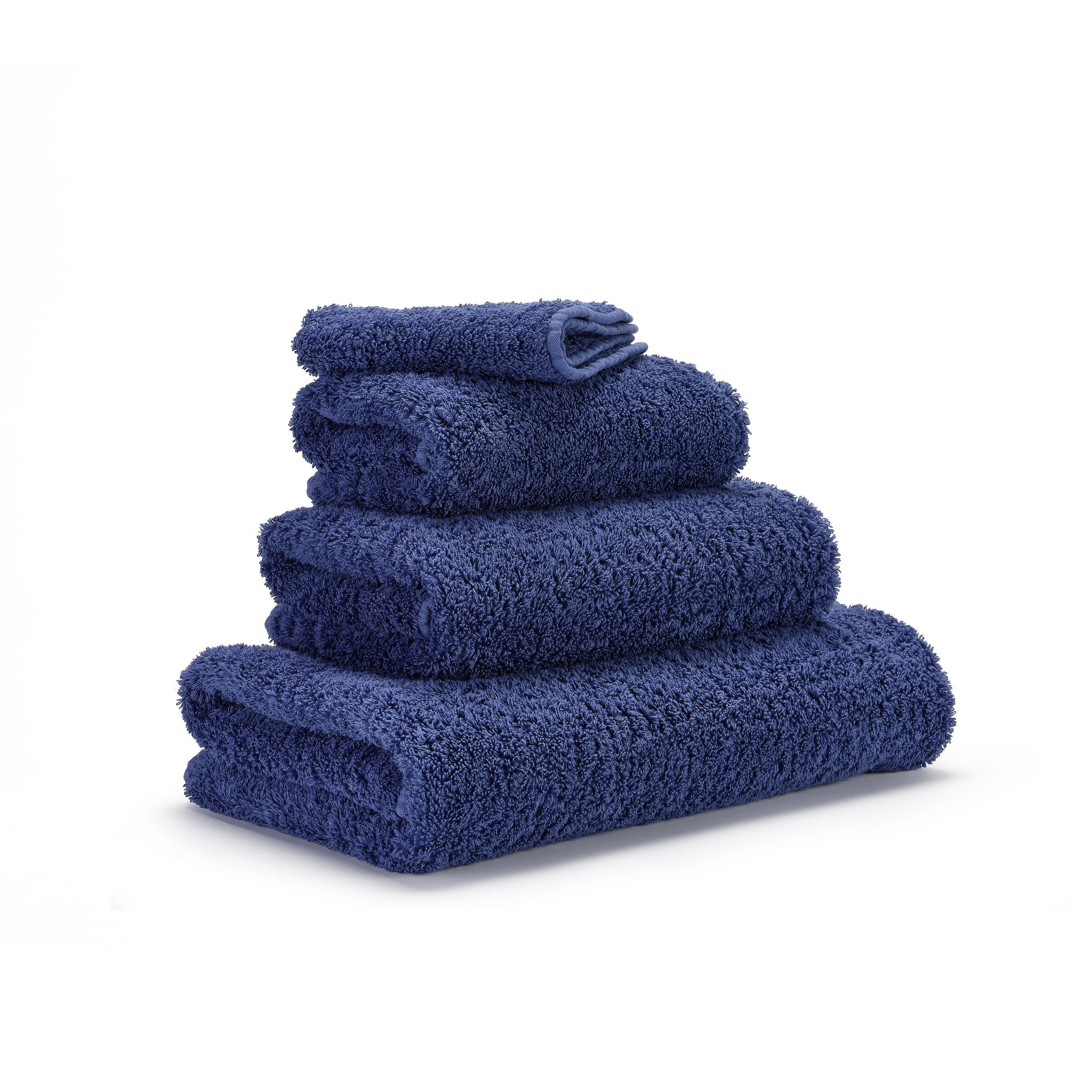 Super Pile Luxus Handtücher in Cadette Blue 332 aus Giza 70 Baumwolle – seitlich gestapelt