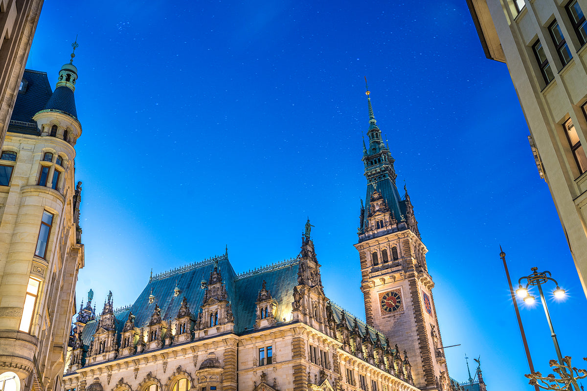 Hamburg City Hall against a blue evening sky – the home of Tiamont's interior consulting for luxurious bathroom worlds