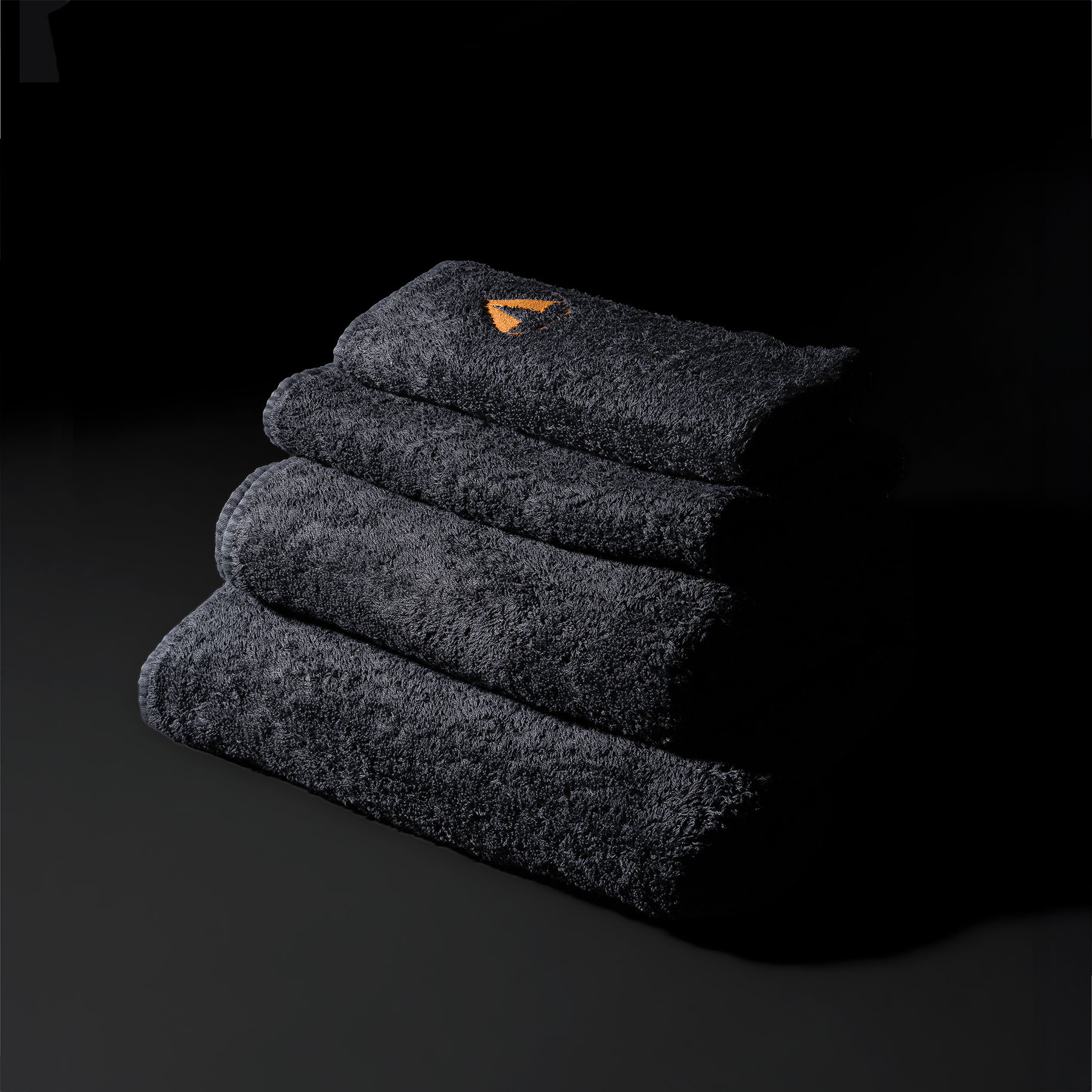 Yin und Yang in der Tiamont Online Boutique für edles Baddesign, Premium Handtuch Sets aus ägyptischer Giza 70 Baumwolle, 700 g pro m², samtig dicht und zugleich leicht, für ruhige Selbstfürsorge.
