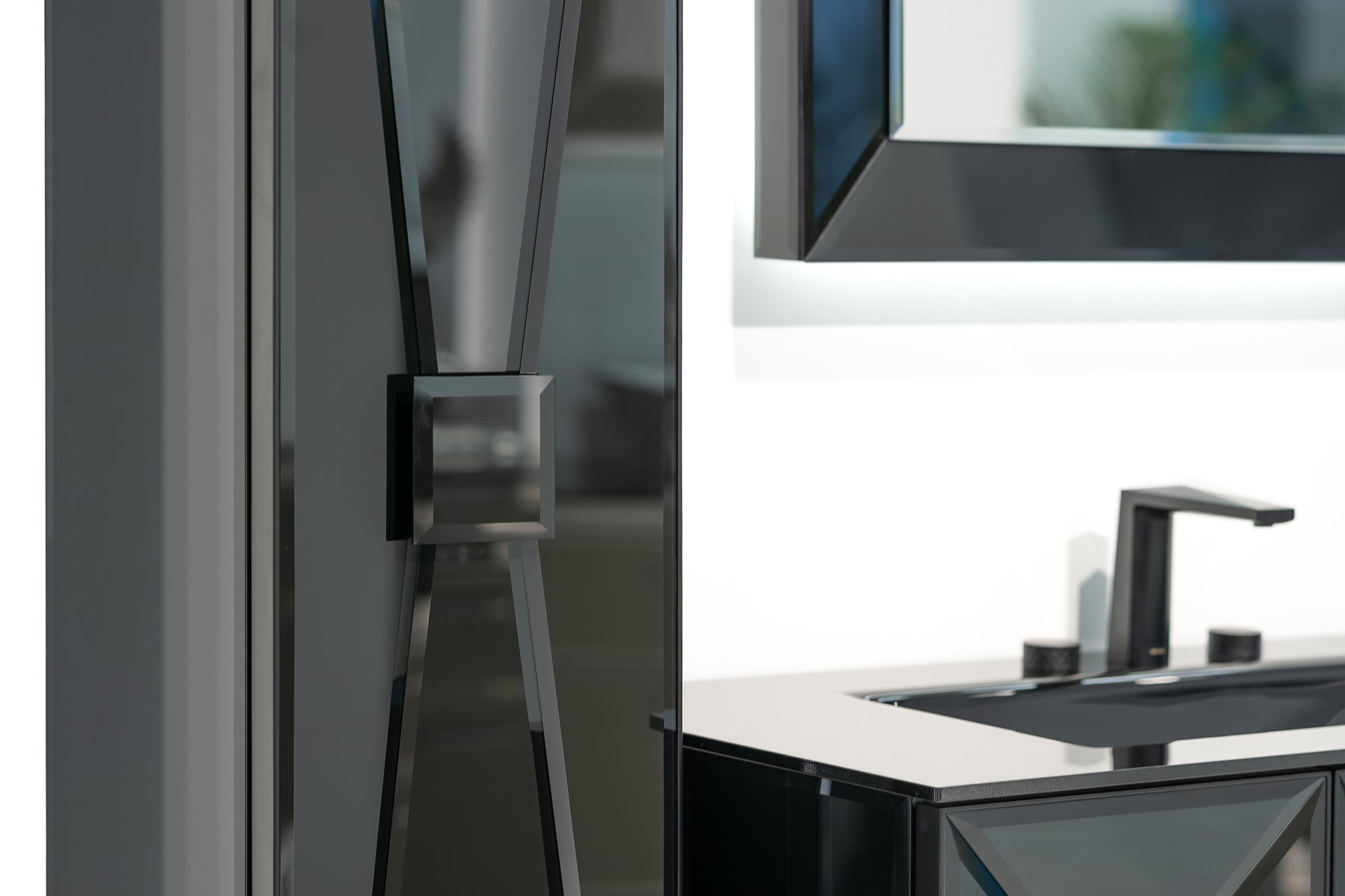 Extravagante Design Badmöbel mit klarer Linienführung und edler Präsenz, kuratiert für stilvolle Räume. Tiamont Online Boutique für edles Baddesign, hochwertige Badmöbel Ensembles mit Maßoptionen.