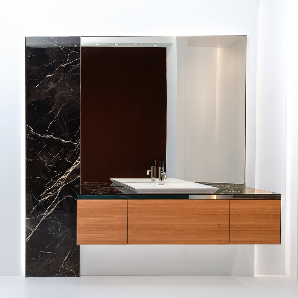 Aria: badeværelsessæt i design med trælook, stort spejl og sidepanel med mørkt marmorlook