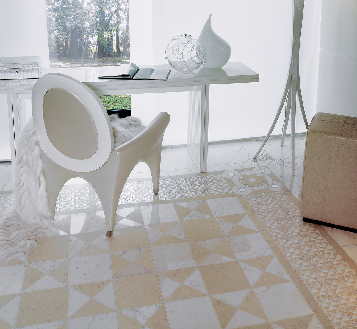 Discover high-quality marble tiles in Beige and marble mosaic tiles that lend your space a pleasant calm and elegance. Benefit from our service with guidance throughout your purchase at Tiamont. Perfect your bathroom with the luxurious marble tiles in Beige from Sicis® Italy. Also available with a matching basin with base cabinet in Beige.