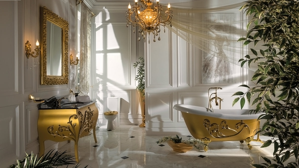 Klassisches Badezimmer mit goldenen Details, Waschtisch und freistehender Badewanne.