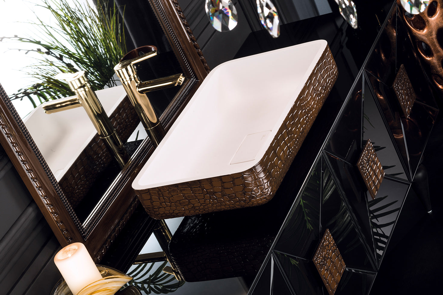 Ausgefallenes Badmöbelset in Schwarz und Braun bei Tiamont. Luxusbadmöbel online bestellen.