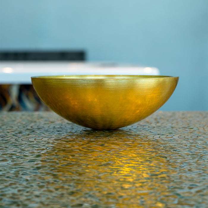 Rundes premium Glaswaschbecken in Gold. Geriffelte Innenveredlung, italienische Handwerkskunst von Sicis, erhältlich in der Tiamont Online Boutique für edle Badmöbel.