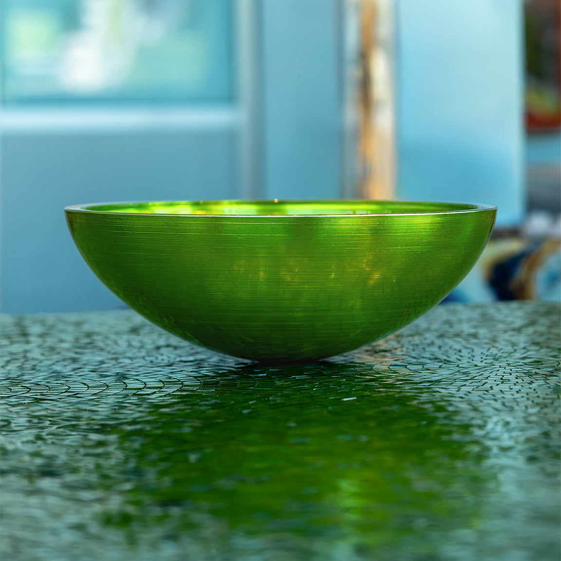 Rundes premium Glaswaschbecken in Grün. Geriffelte Innenveredlung, italienische Handwerkskunst von Sicis, erhältlich in der Tiamont Online Boutique für edle Badmöbel.