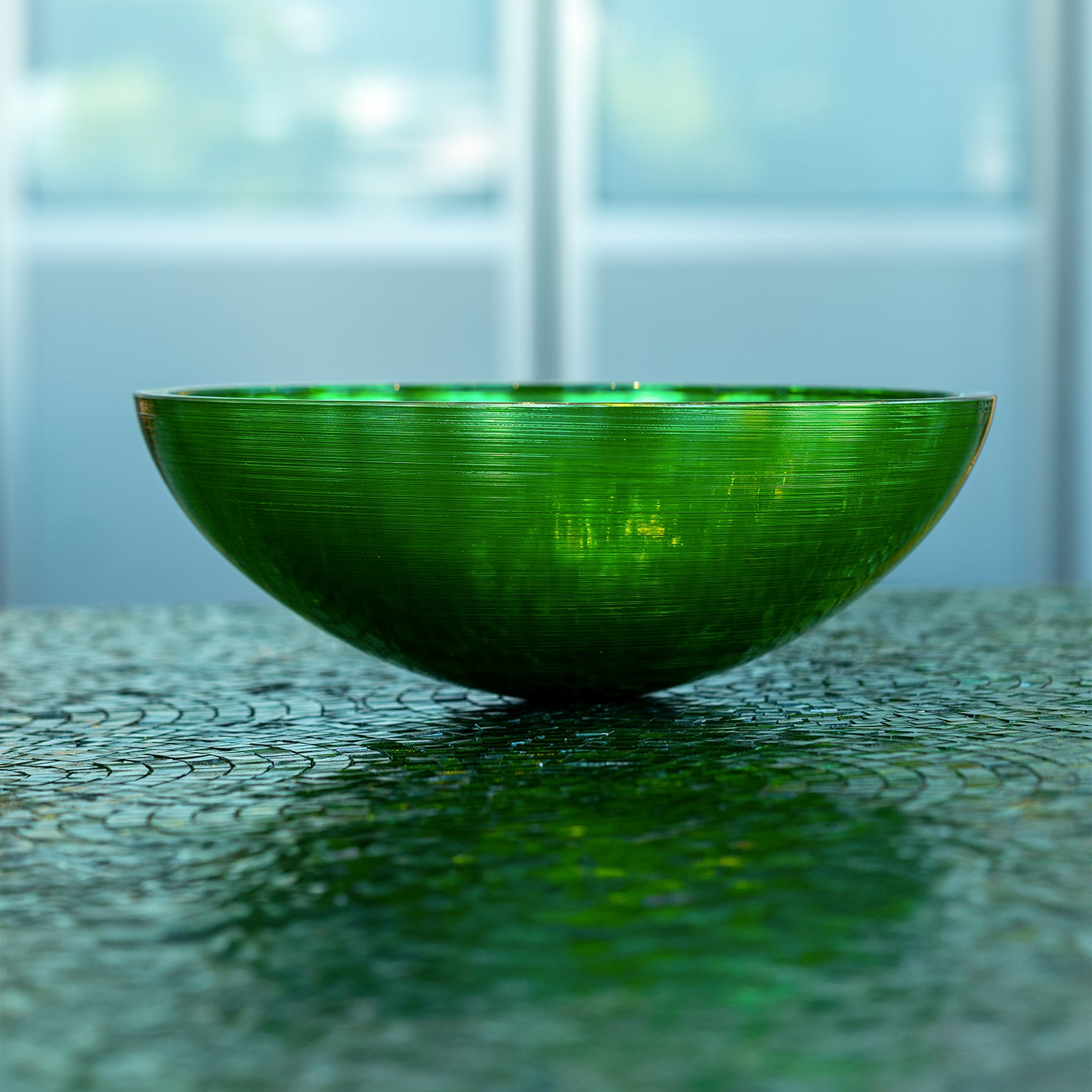 Rundes premium Glaswaschbecken in Smaragdgrün. Geriffelte Innenveredlung, italienische Handwerkskunst von Sicis, erhältlich in der Tiamont Online Boutique für edle Badmöbel.