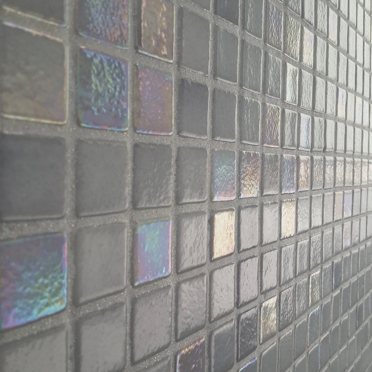 Litokol Starlike® Pro Epoxidharz Fugenmörtel auf hellen Glasmosaiken.