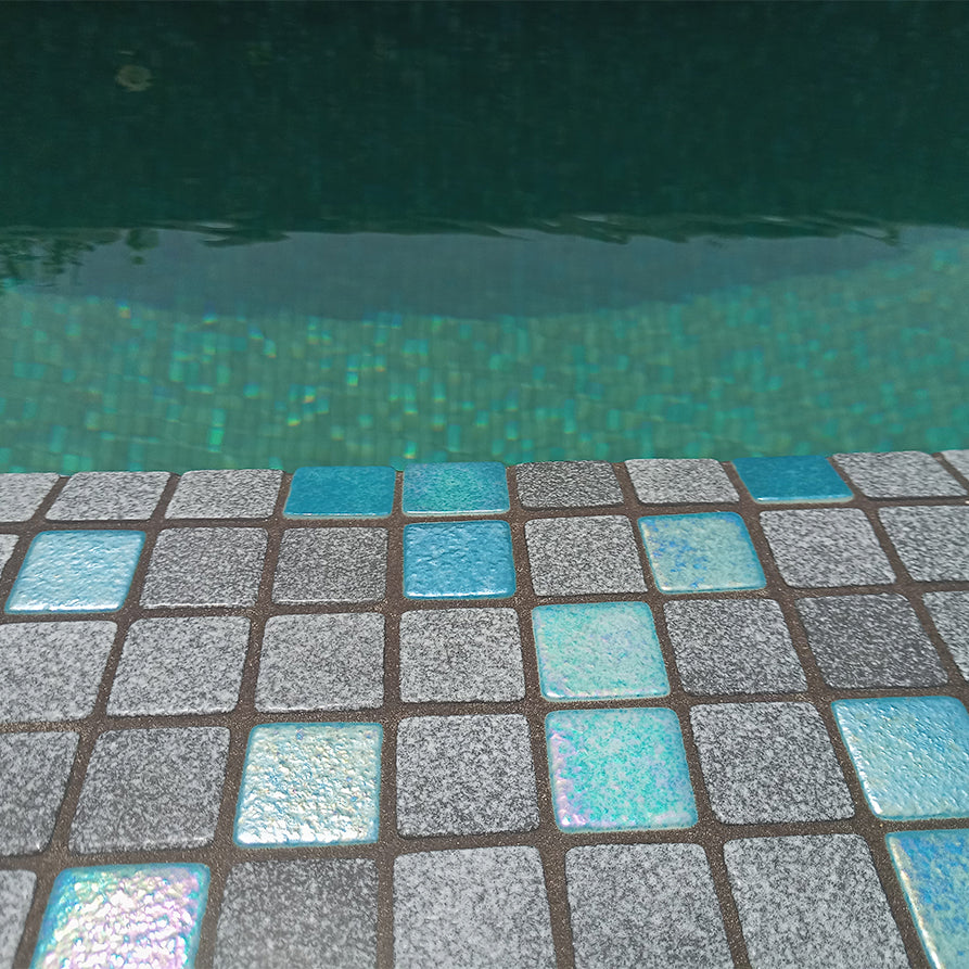 Litokol Starlike® Pro Epoxidharz Fugenmörtel mit Glasmosaik im Pool