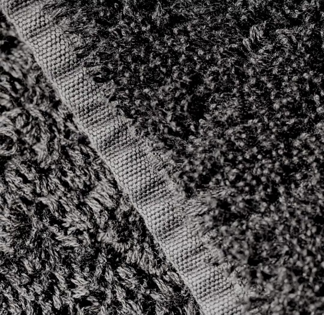 Präzise Verarbeitung des Handtuchsaums, Yin Premium Handtuchset in Schwarz/Gold und aus ägyptischer Guiza 70 Baumwolle in der Tiamont Online Boutique für edles Baddesign.