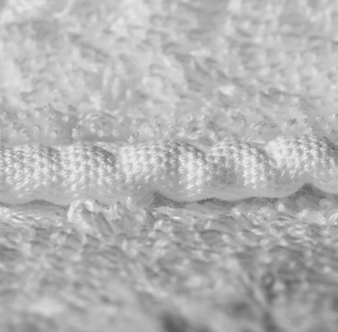 Präzise Verarbeitung des Handtuchsaums, Yang Premium Handtuchset in Weiß/Gold und aus ägyptischer Guiza 70 Baumwolle in der Tiamont Online Boutique für edles Baddesign.