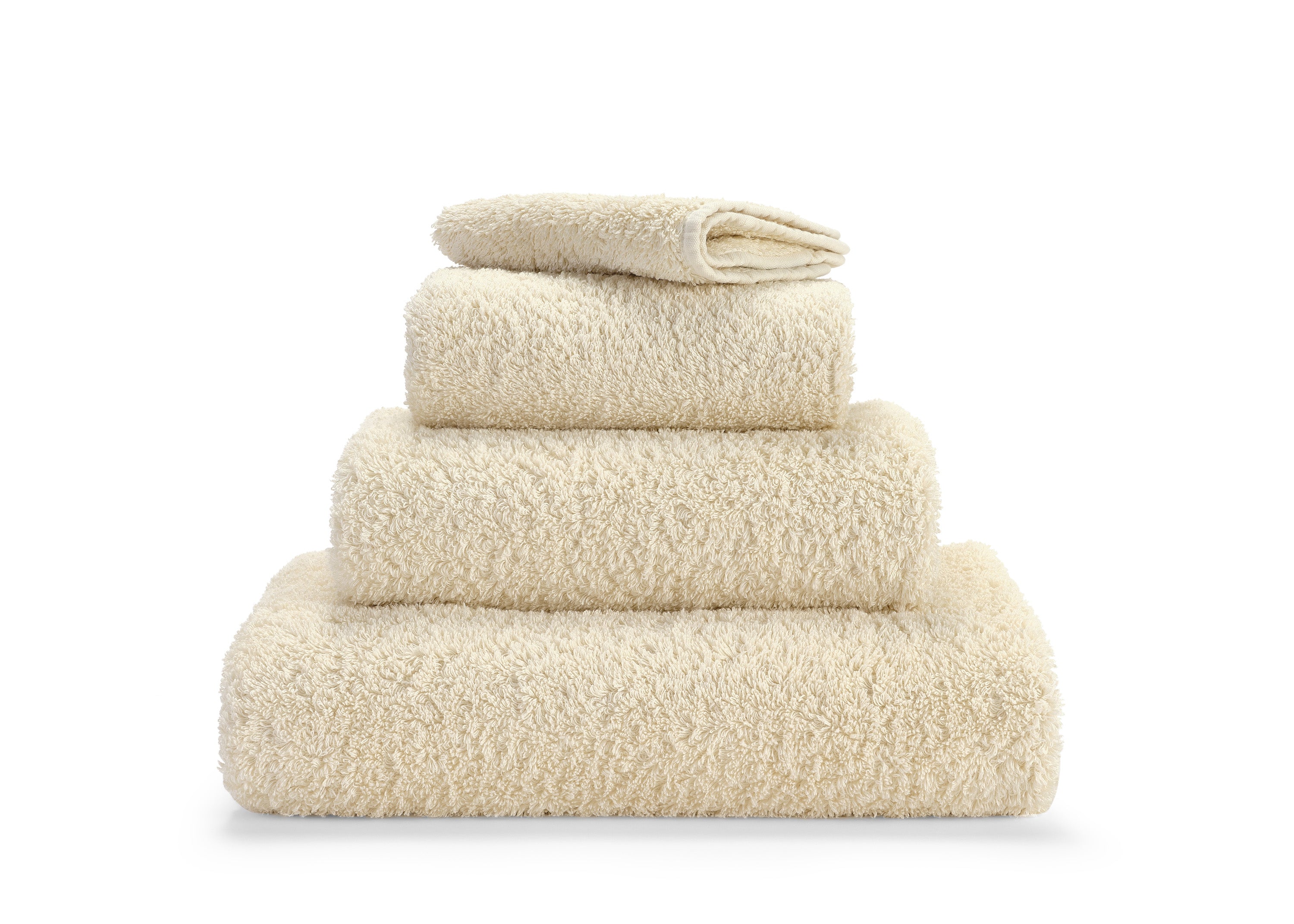 Premium-Handtuch-Set aus feinster Giza 70 Baumwolle in Beige – luxuriöses Frottier im Tiamont Shop, passend zu edlen Badmöbeln und stilvollen Interieurs. Handgefertigt in Portugal. 