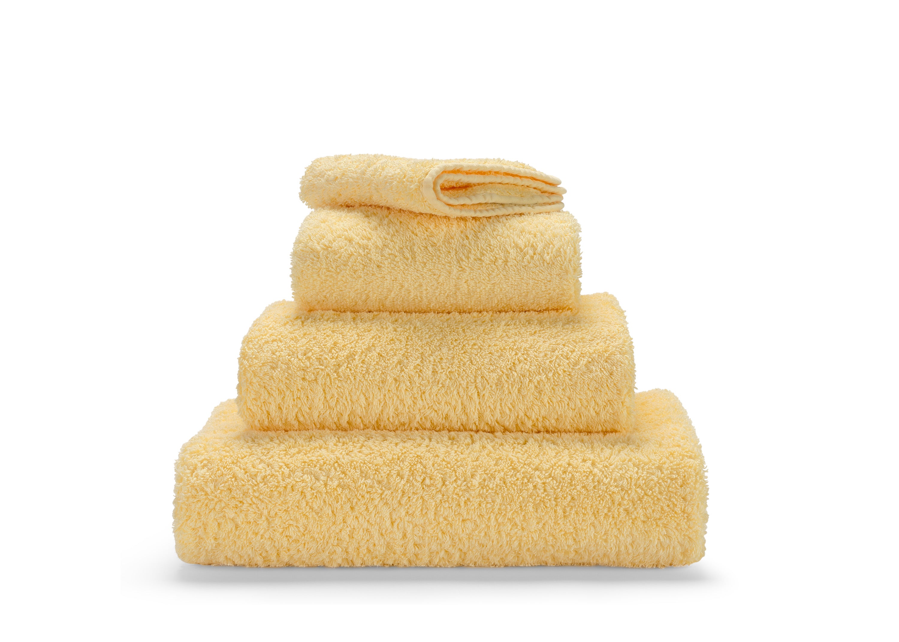 Premium-Handtuch-Set aus feinster Giza 70 Baumwolle in Gelb – luxuriöses Badtextil im Tiamont Shop, passend zu edlen Badmöbeln und stilvollen Interieurs. Handgefertigt in Portugal. 