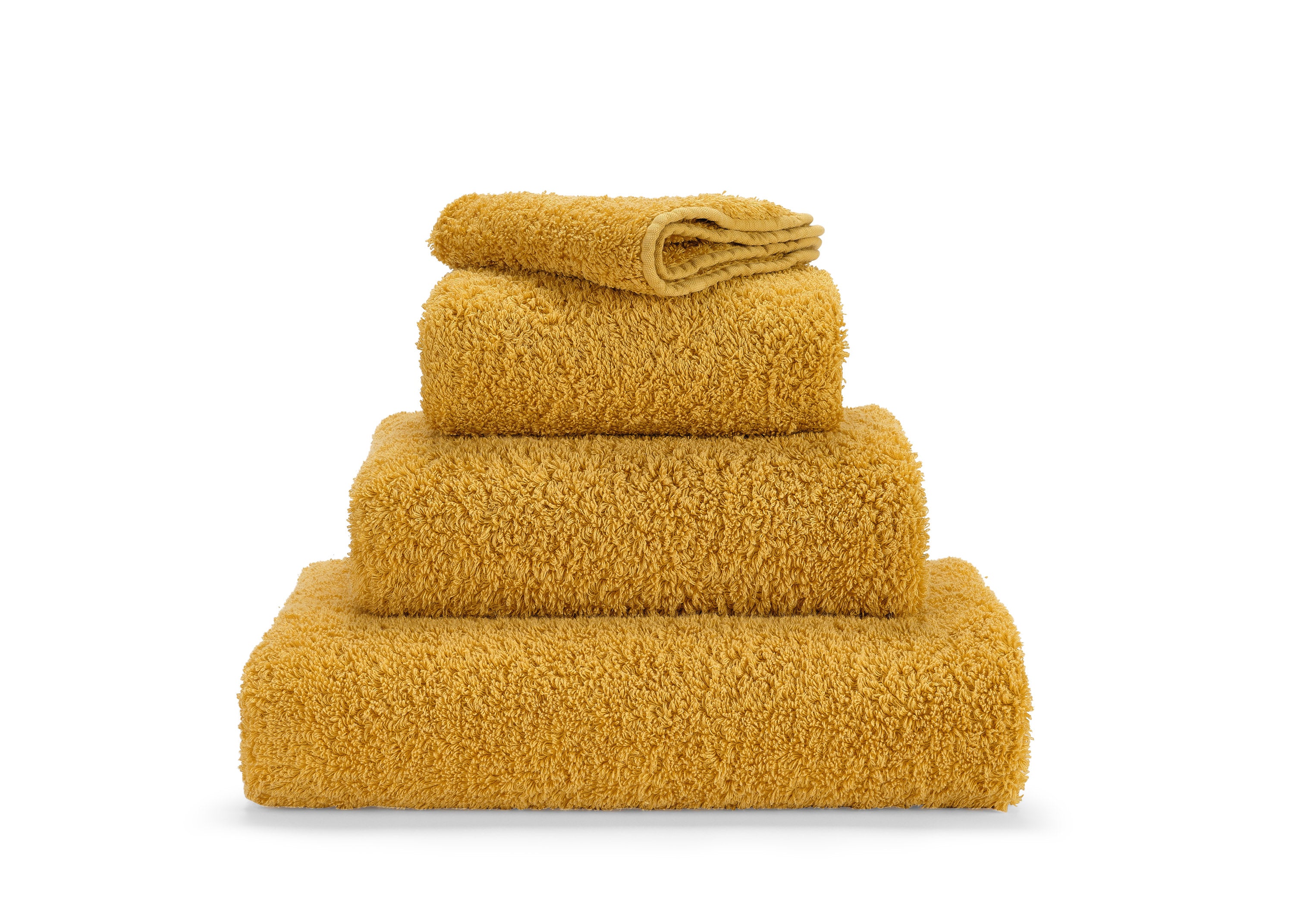 Premium-Handtuch-Set aus feinster Giza 70 Baumwolle in Gold – luxuriöses Frottier von Tiamont, passend zu edlen Badmöbeln und stilvollen Interieurs.