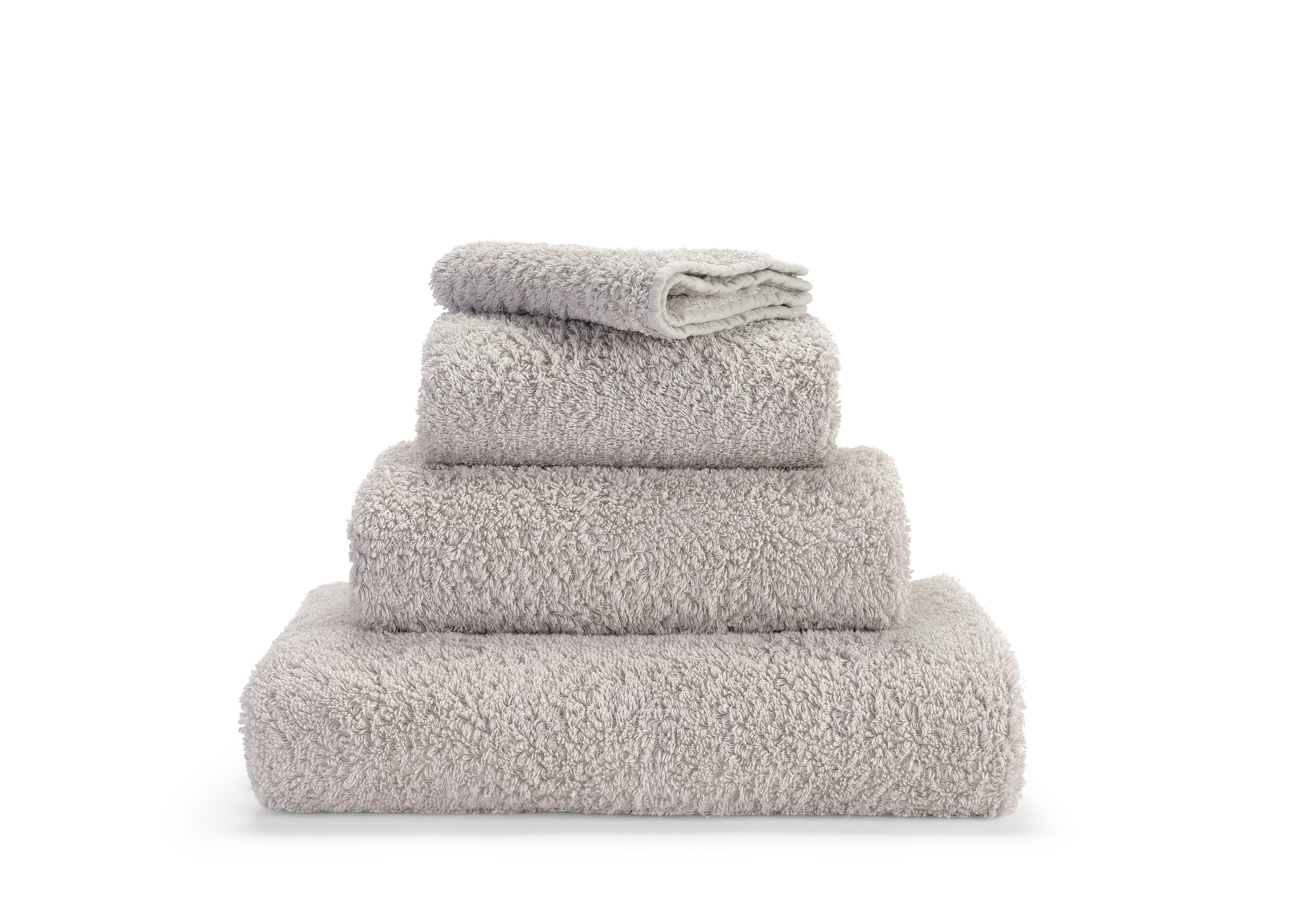 Premium-Handtuch-Set aus feinster Giza 70 Baumwolle in Grau – luxuriöses Frottier von Tiamont, passend zu edlen Badmöbeln und stilvollen Interieurs. Handgefertigt in Portugal.