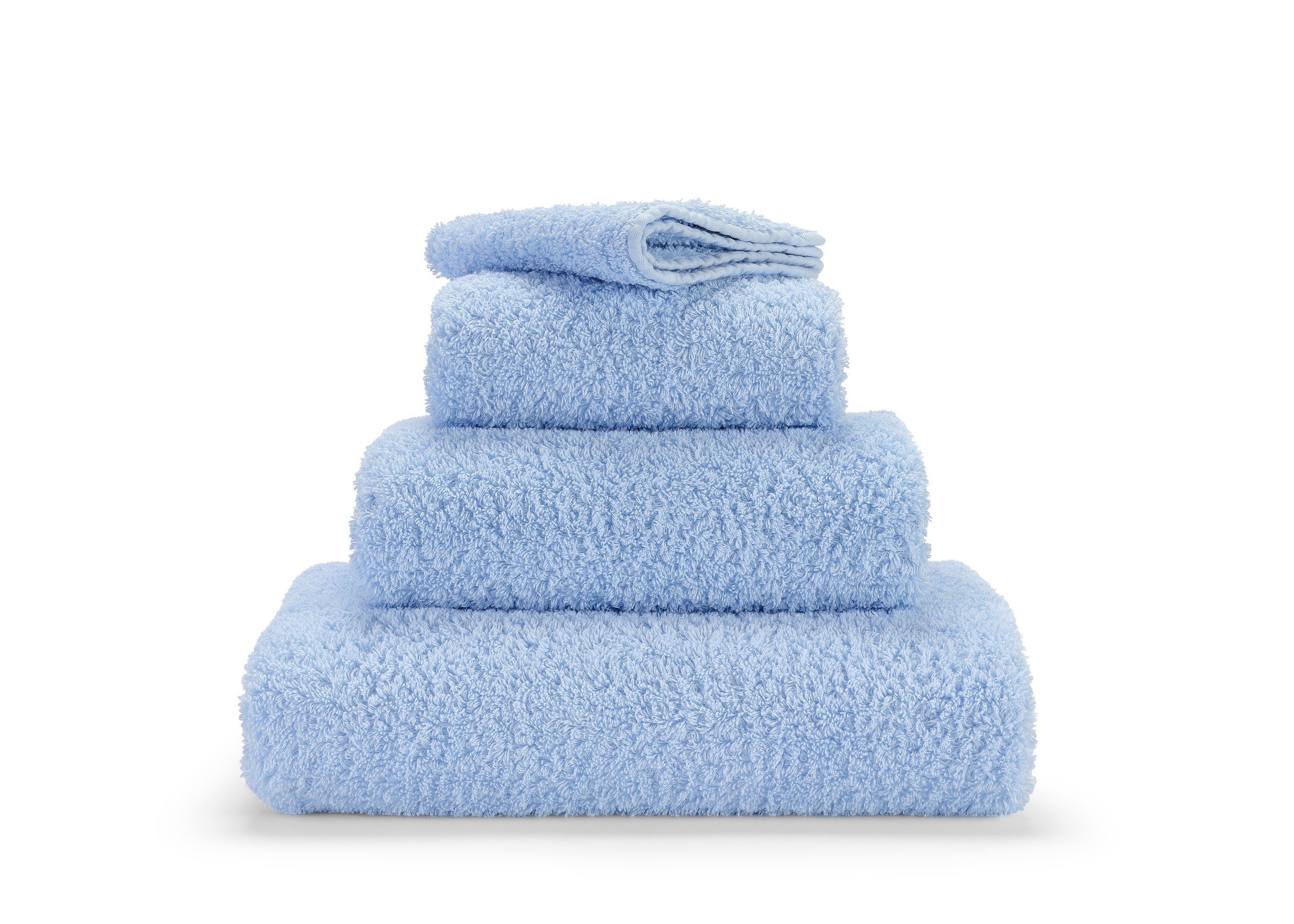 Premium-Handtuch-Set aus feinster Giza 70 Baumwolle in Hellblau / Babyblau – luxuriöses Badtextil im Tiamont Shop, passend zu edlen Badmöbeln und stilvollen Interieurs. Handgefertigt in Portugal. 