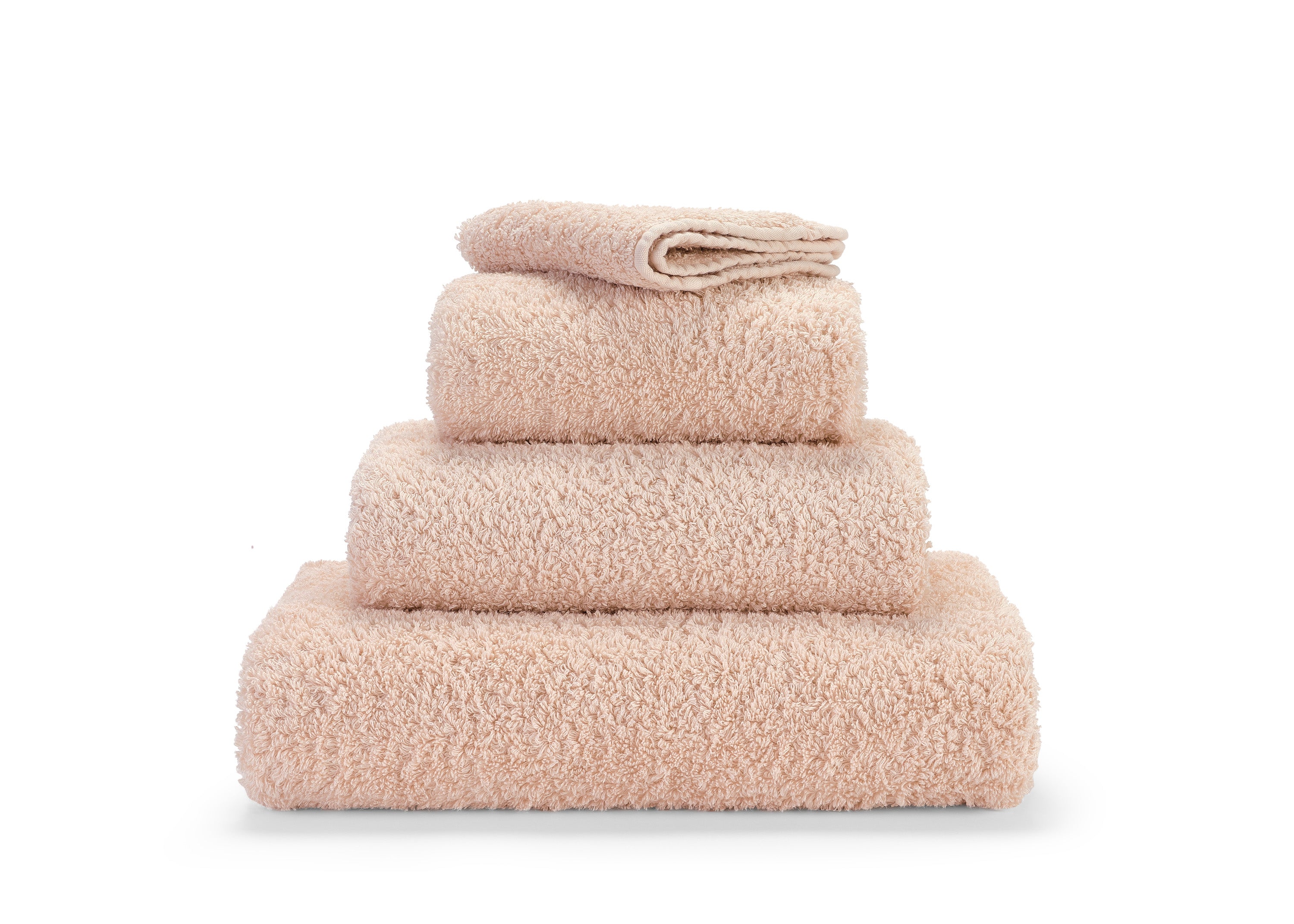 Premium-Handtuch-Set aus feinster Giza 70 Baumwolle in Pfirsisch – luxuriöses Frottier von Tiamont, passend zu edlen Badmöbeln und stilvollen Interieurs. Handgefertigt in Portugal.