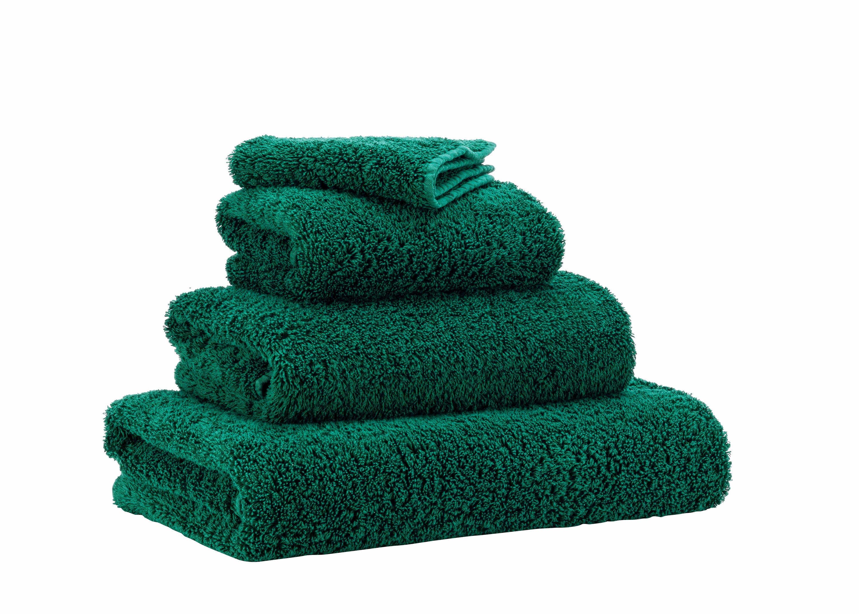 Premium-Handtuch-Set aus feinster Giza 70 Baumwolle in Smaragd – luxuriöses Badtextil von Tiamont, passend zu edlen Badmöbeln und stilvollen Interieurs.
