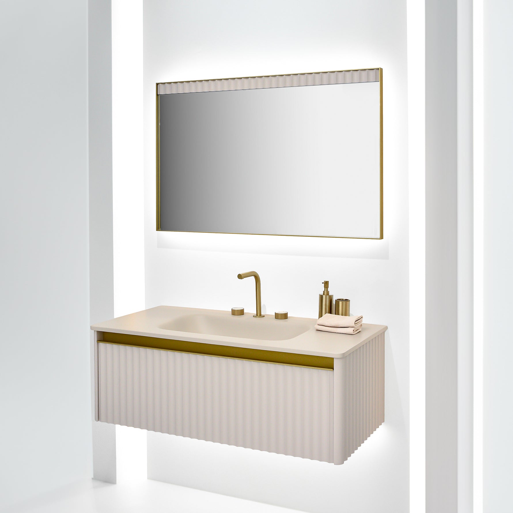 Wave modernes Designer-Badmöbelset in Beige mit fein geriffelter Front goldfarbener Griffleiste großem LED Spiegel und harmonischer Beleuchtung. Edle Badmöbel - Tiamont - kostenfreie Beratung
