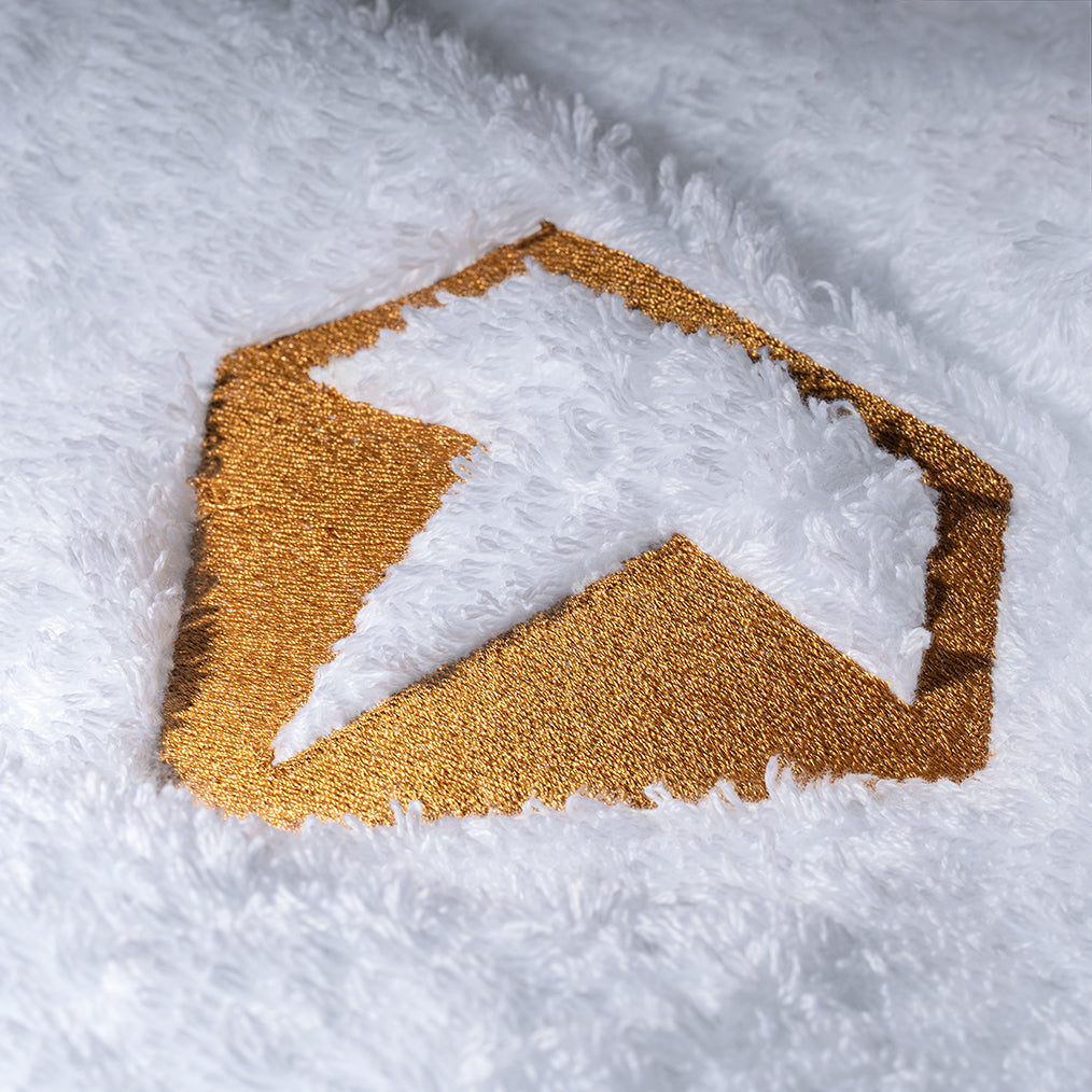 Yang Premium Handtuch in Weiß/Gold aus ägyptischer Giza 70 Baumwolle von Abyss und Habidecor X Tiamont. Exklusiv erhältlich in der Tiamont Online Boutique für edles Baddesign. 