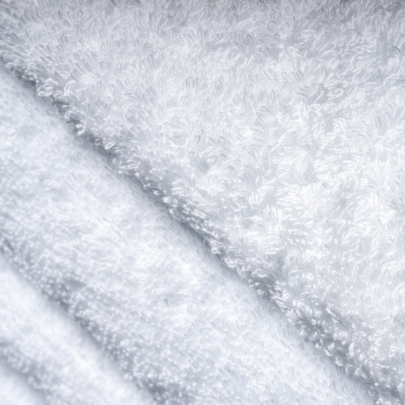 Yang Premium Handtuch in Weiß/Gold aus ägyptischer Giza 70 Baumwolle von Abyss Habidecor und Tiamont. Exklusiv erhältlich in der Tiamont Online Boutique für edles Baddesign.