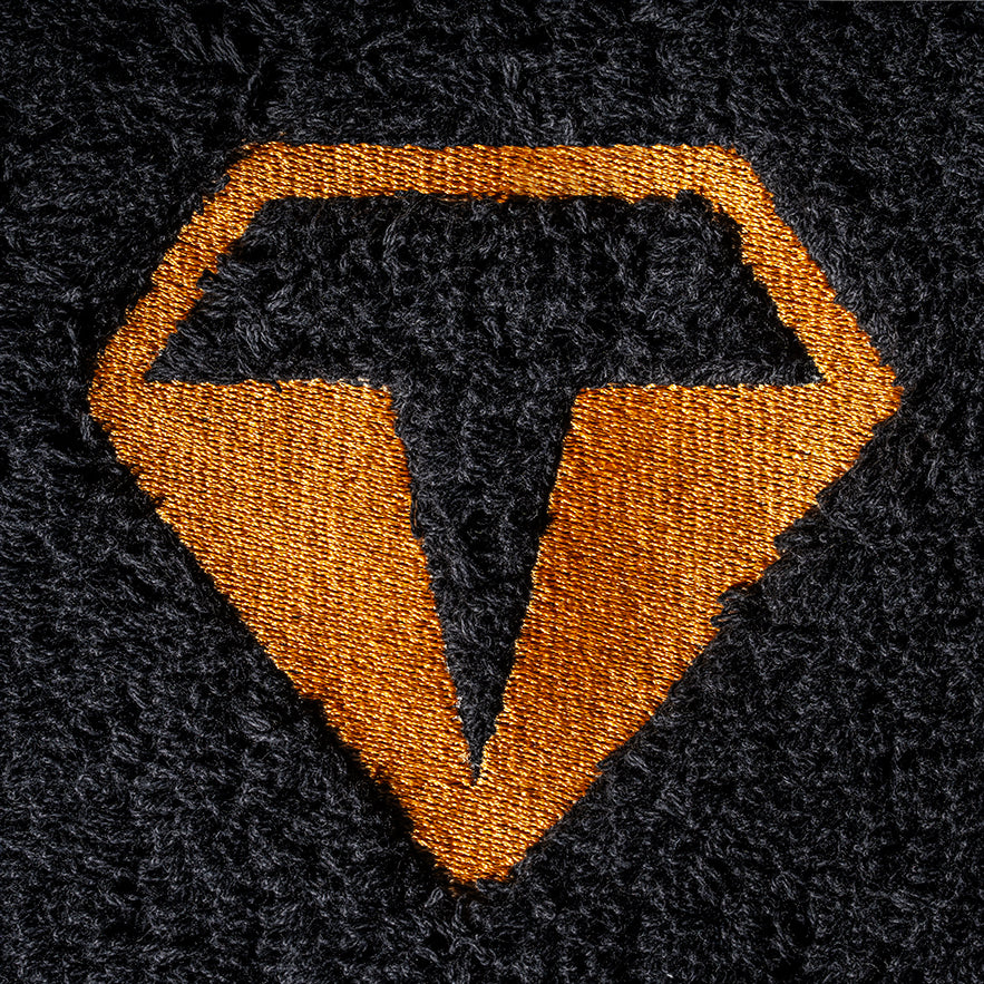 Yin Premium Handtuch in Schwarz/Gold aus feinster ägyptischer Giza 70 Baumwolle von Abyss und Habidecor X Tiamont. Exklusiv erhältlich in der Tiamont Online Boutique für edles Baddesign.