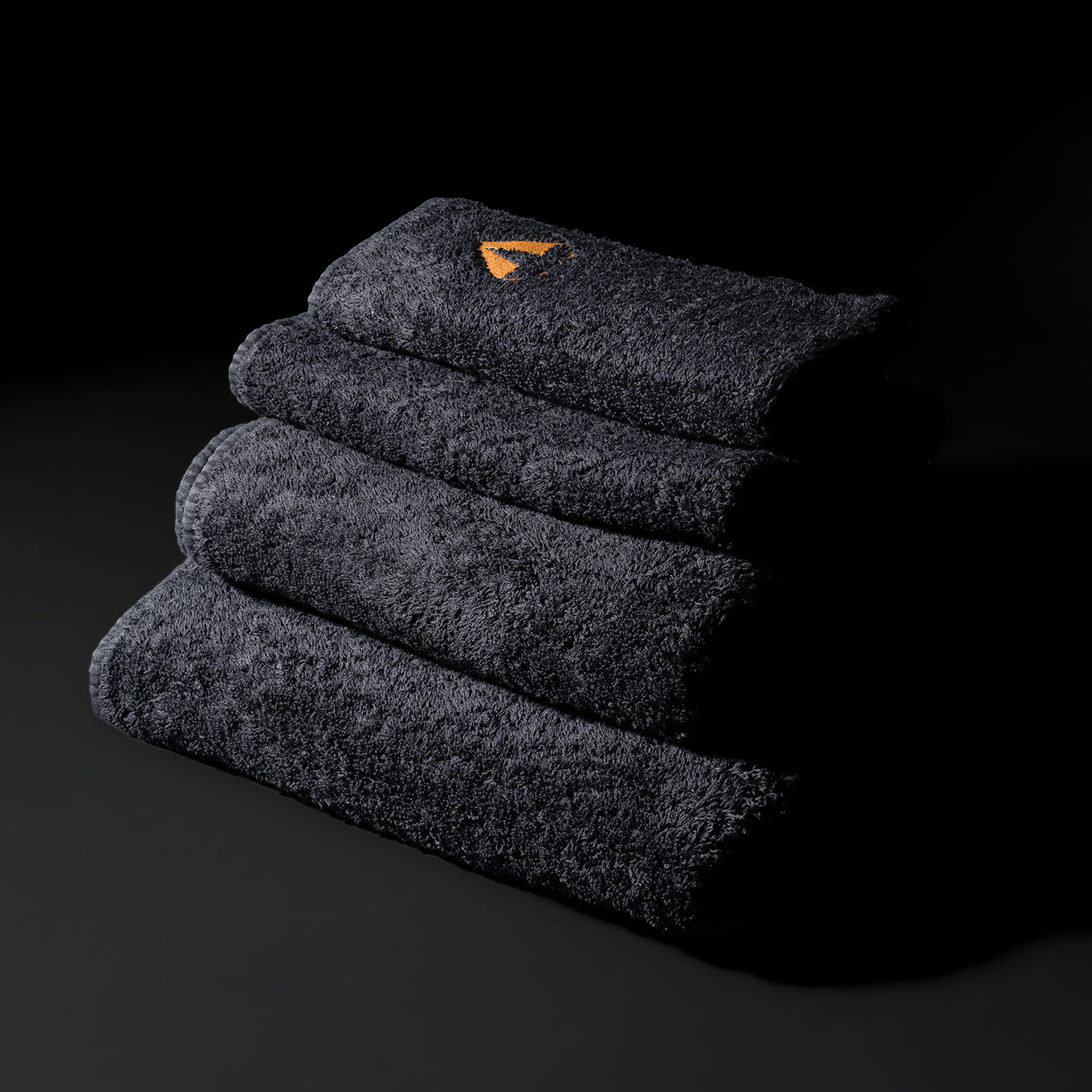 Yin Premium Handtücher in Schwarz/Gold aus feinster ägyptischer Giza 70 Baumwolle von Abyss X Tiamont. Exklusiv erhältlich in der Tiamont Online Boutique für edles Baddesign.