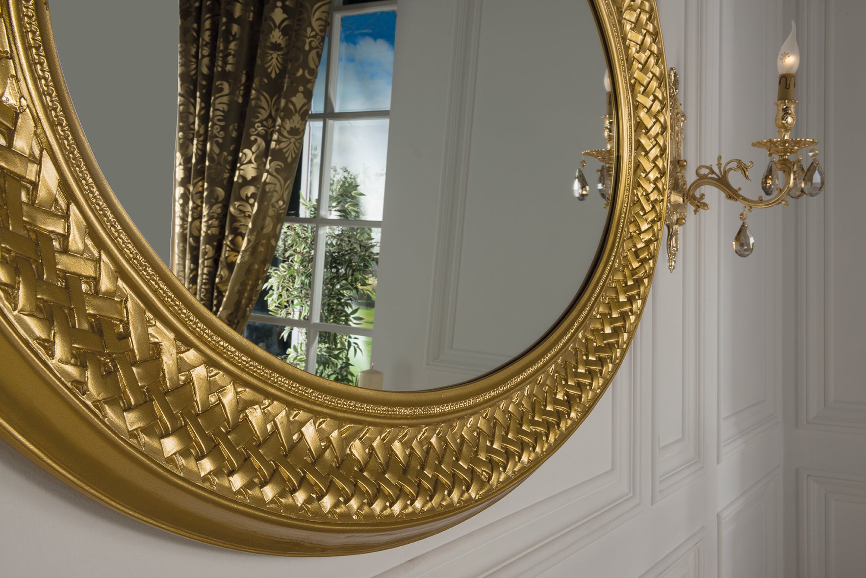 Eleganter ovaler Badspiegel in Gold. Angefertigt in Handarbeit. Entdecken Sie jetzt das ganze Badmöbelset. Edle Badmöbel? Tiamont.