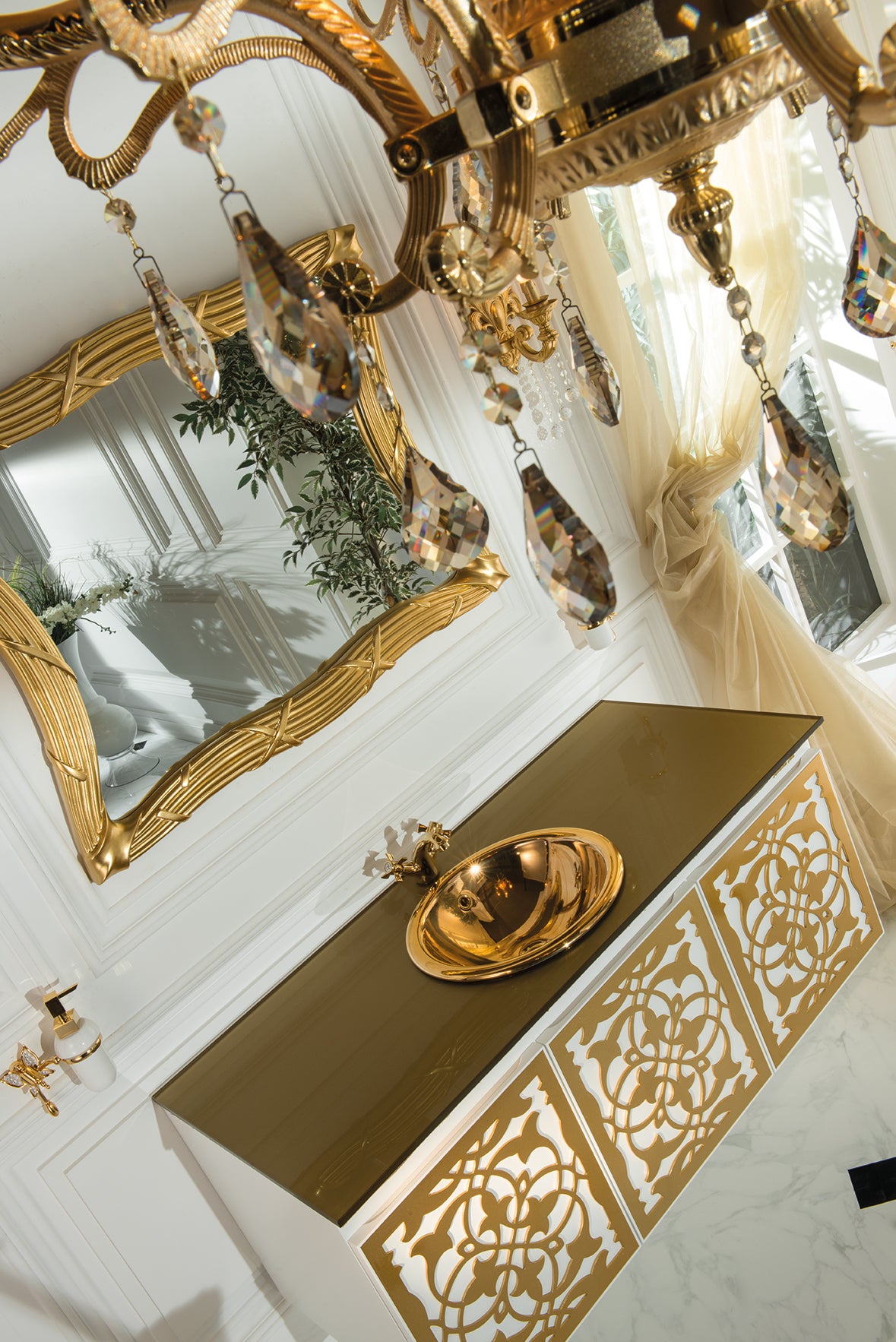 Das traumhafte Badmöbelset Anatolia in den Farben Weiß/Gold lädt Sie nun zum Bestaunen ein. Ein ausgefallenes Badmöbelset in Gold und Weiß. Edle Badmöbel?Tiamont.